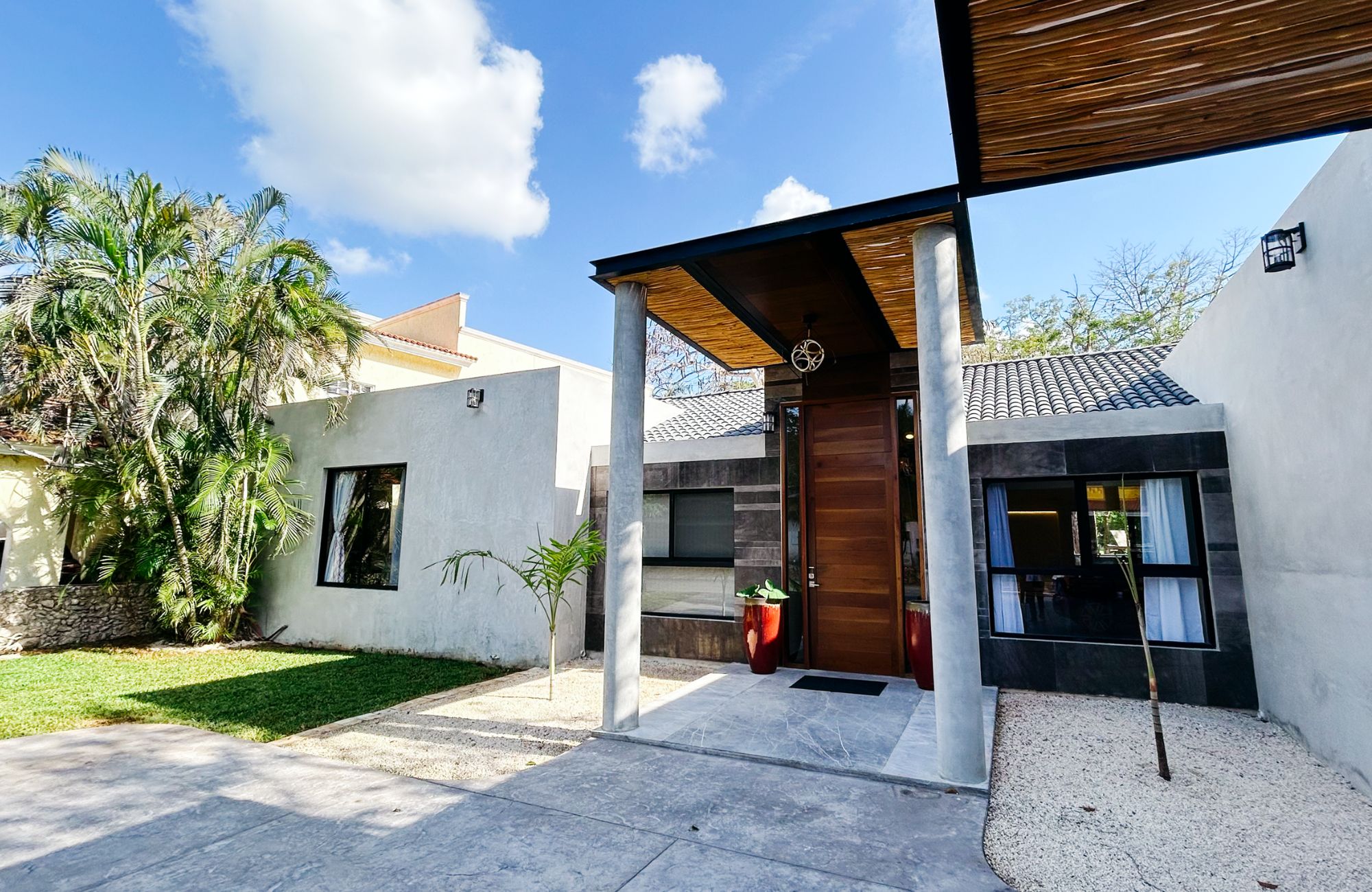 House with Private Pool and Lobby, for Sale, Yucatan Country Club, M&eacute;rida