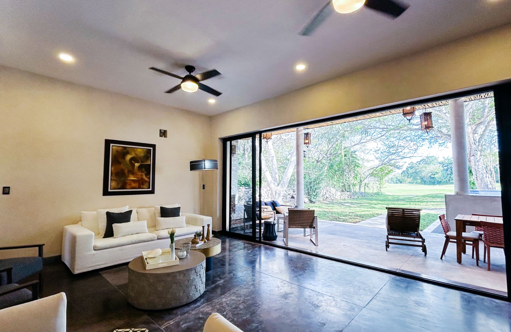 House with Private Pool and Lobby, for Sale, Yucatan Country Club, M&eacute;rida