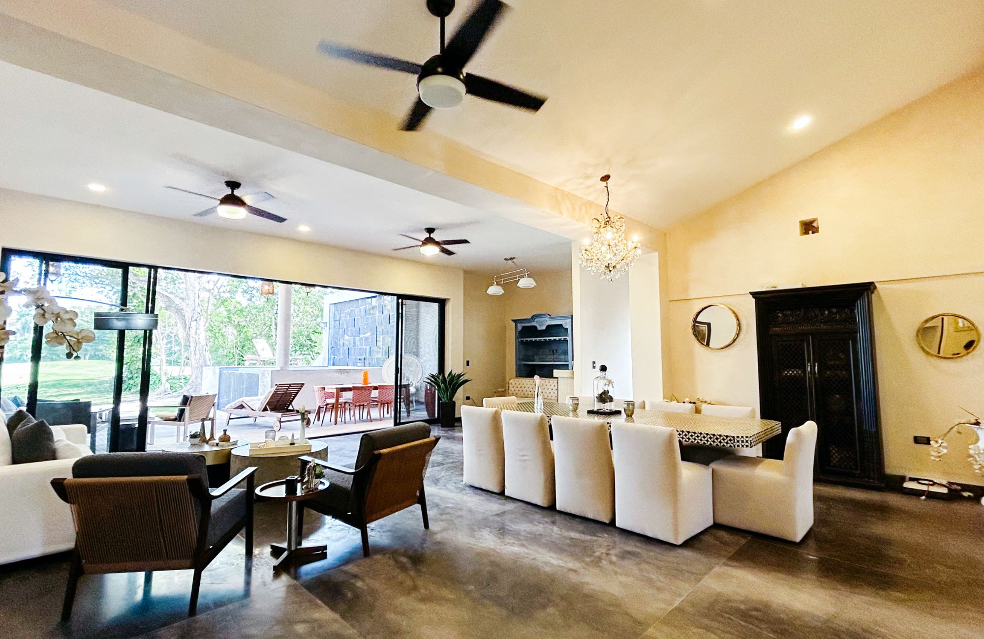 House with Private Pool and Lobby, for Sale, Yucatan Country Club, M&eacute;rida