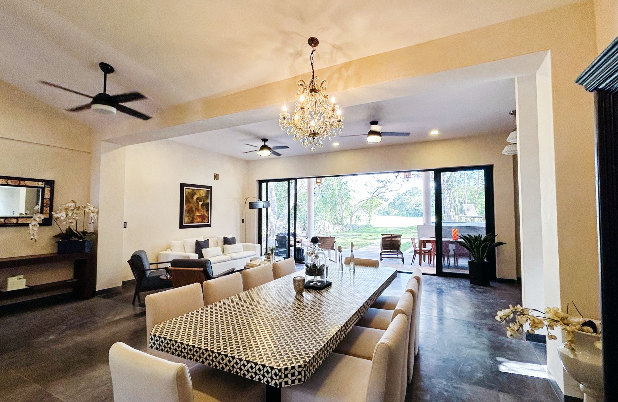 House with Private Pool and Lobby, for Sale, Yucatan Country Club, M&eacute;rida