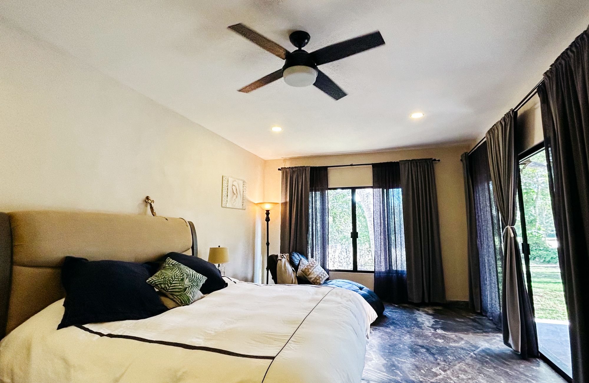 House with Private Pool and Lobby, for Sale, Yucatan Country Club, M&eacute;rida