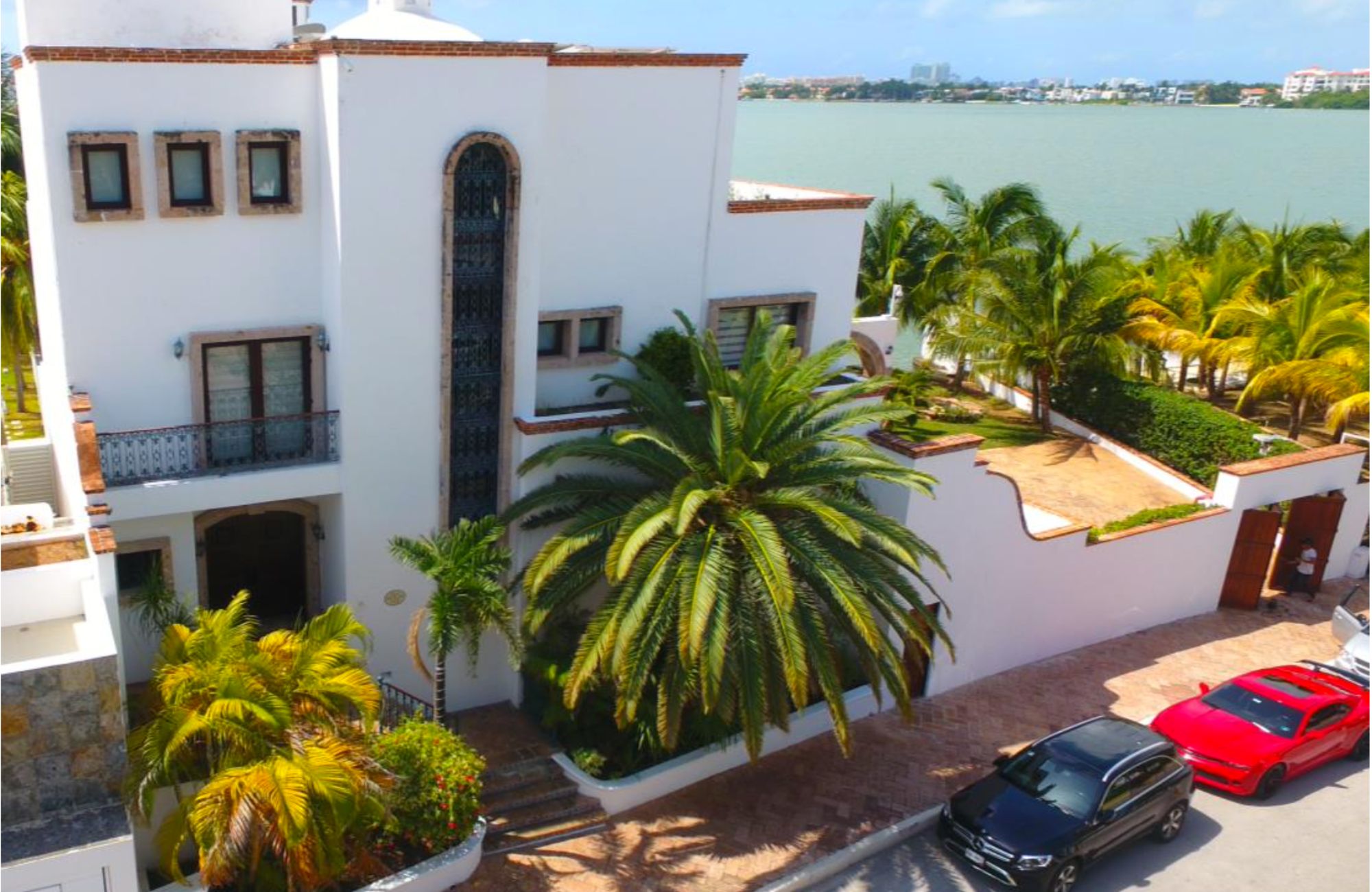 Residencia frente al lago, alberca privada, doble altura, en residencial con casa club y amenidades de lujo, Lagos del Sol, venta en Cancun.