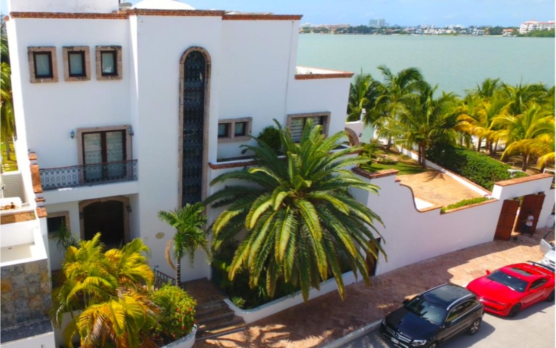 Casa con alberca privada y muelle, en venta, Pok Ta Pok, Zona Hotelera, Canc&uacute;n