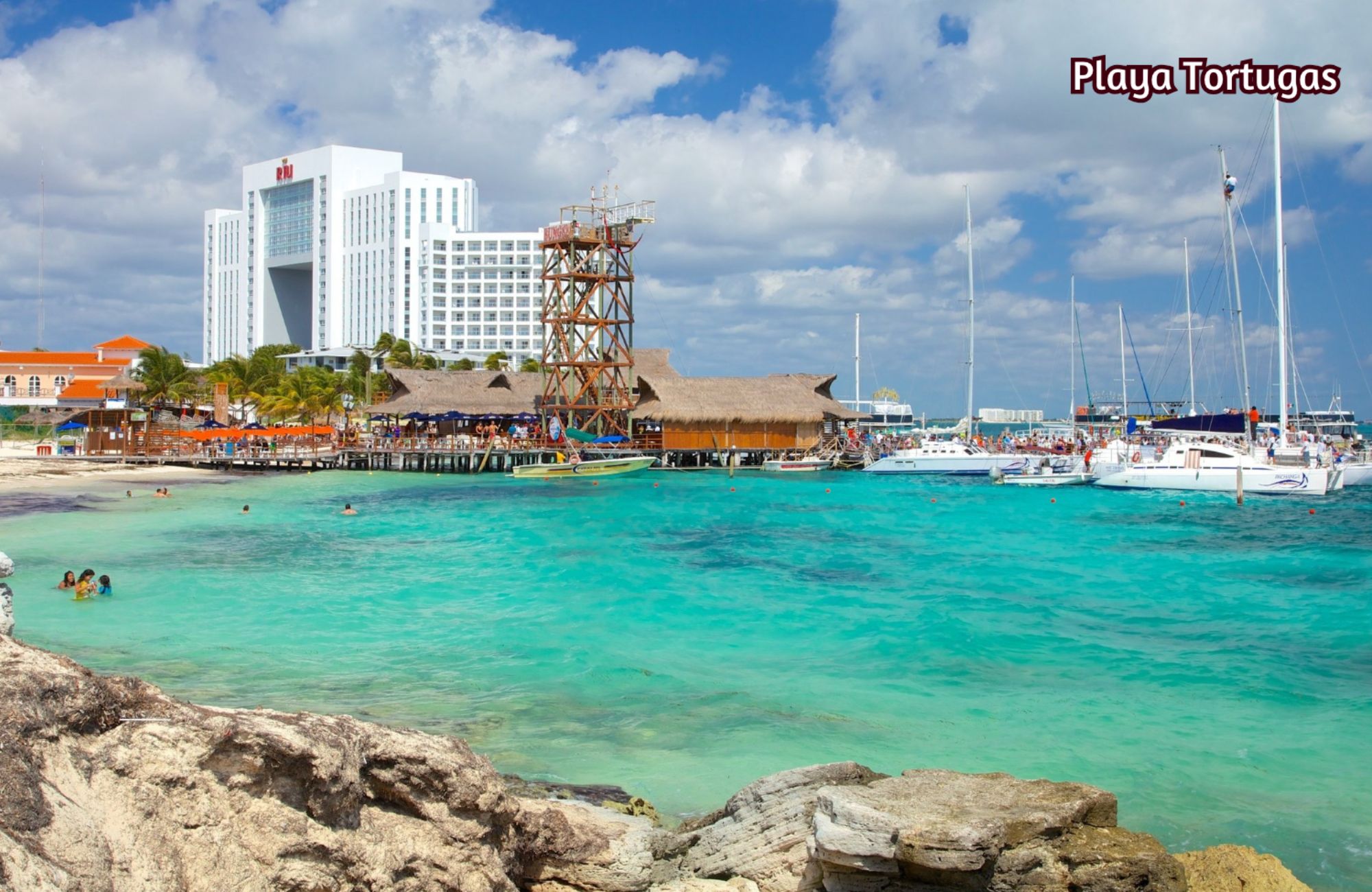 Residencia frente al lago, alberca privada, doble altura, en residencial con casa club y amenidades de lujo, Lagos del Sol, venta en Cancun.