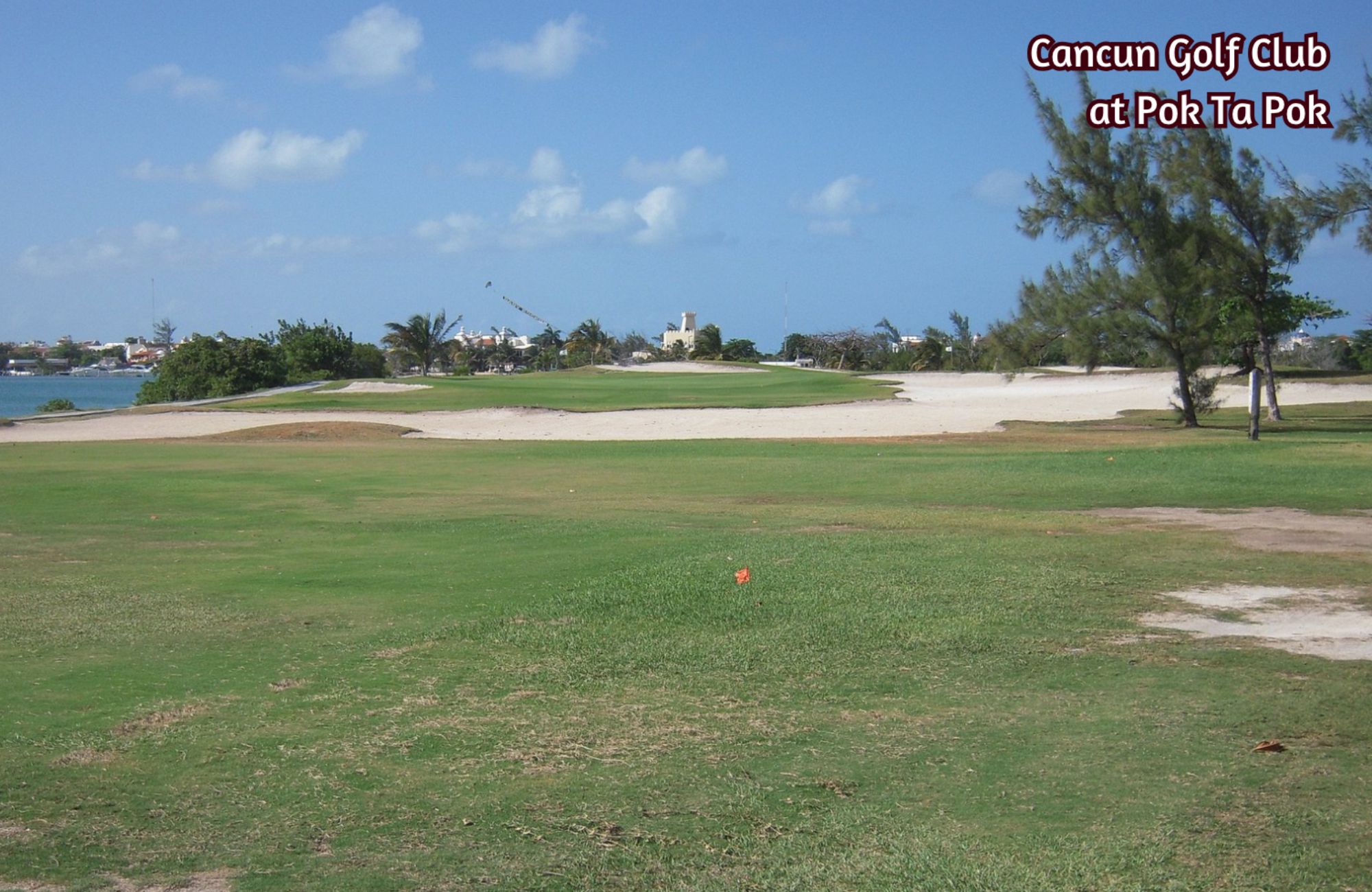 Residencia frente al lago, alberca privada, doble altura, en residencial con casa club y amenidades de lujo, Lagos del Sol, venta en Cancun.