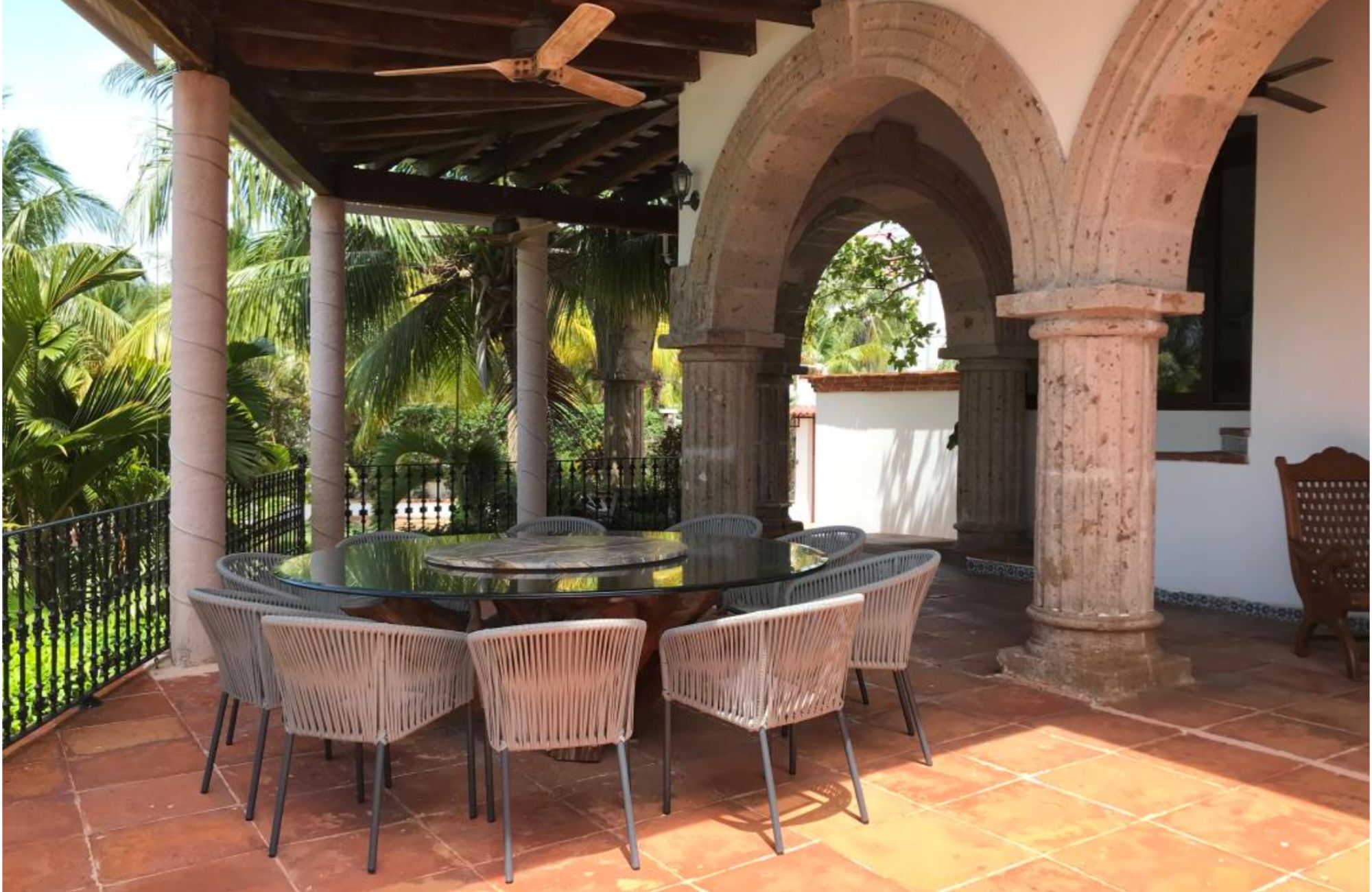 Residencia frente al lago, alberca privada, doble altura, en residencial con casa club y amenidades de lujo, Lagos del Sol, venta en Cancun.