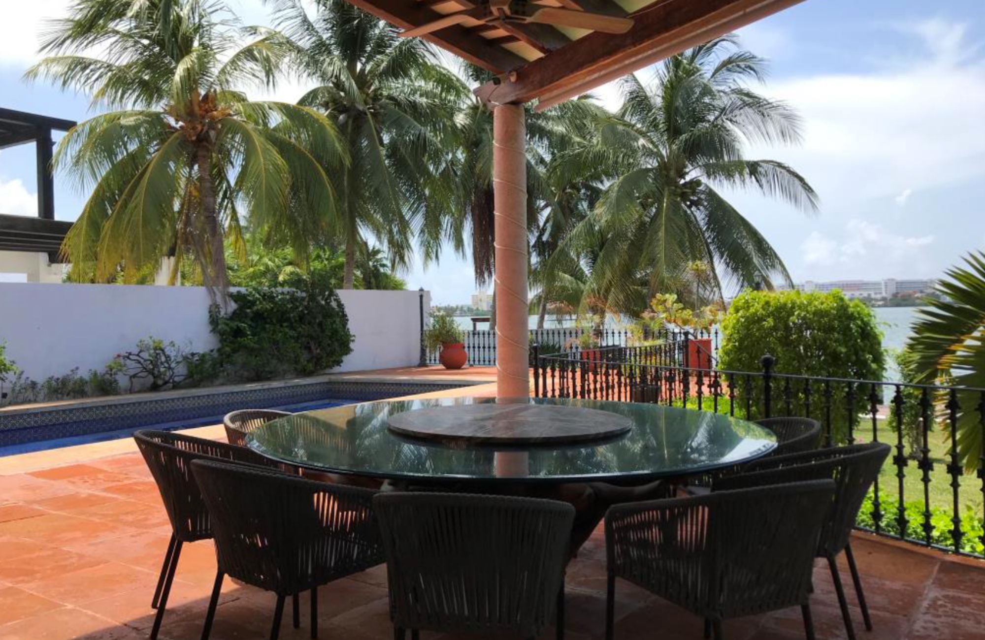 Residencia frente al lago, alberca privada, doble altura, en residencial con casa club y amenidades de lujo, Lagos del Sol, venta en Cancun.