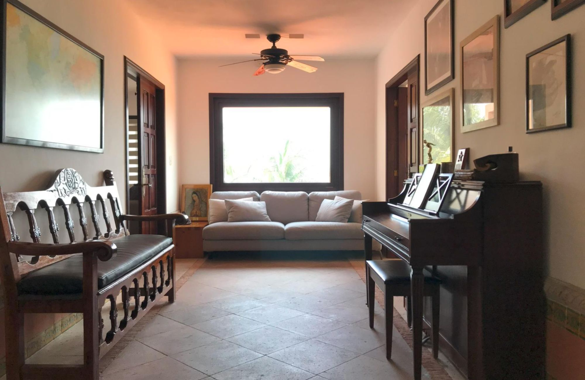 Residencia frente al lago, alberca privada, doble altura, en residencial con casa club y amenidades de lujo, Lagos del Sol, venta en Cancun.