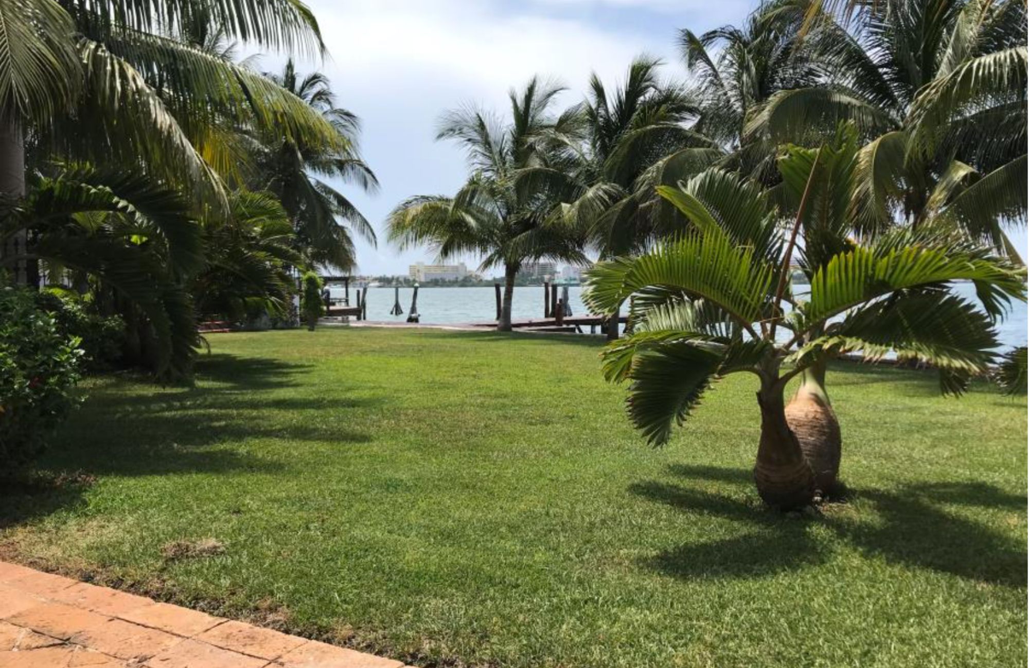 Residencia frente al lago, alberca privada, doble altura, en residencial con casa club y amenidades de lujo, Lagos del Sol, venta en Cancun.