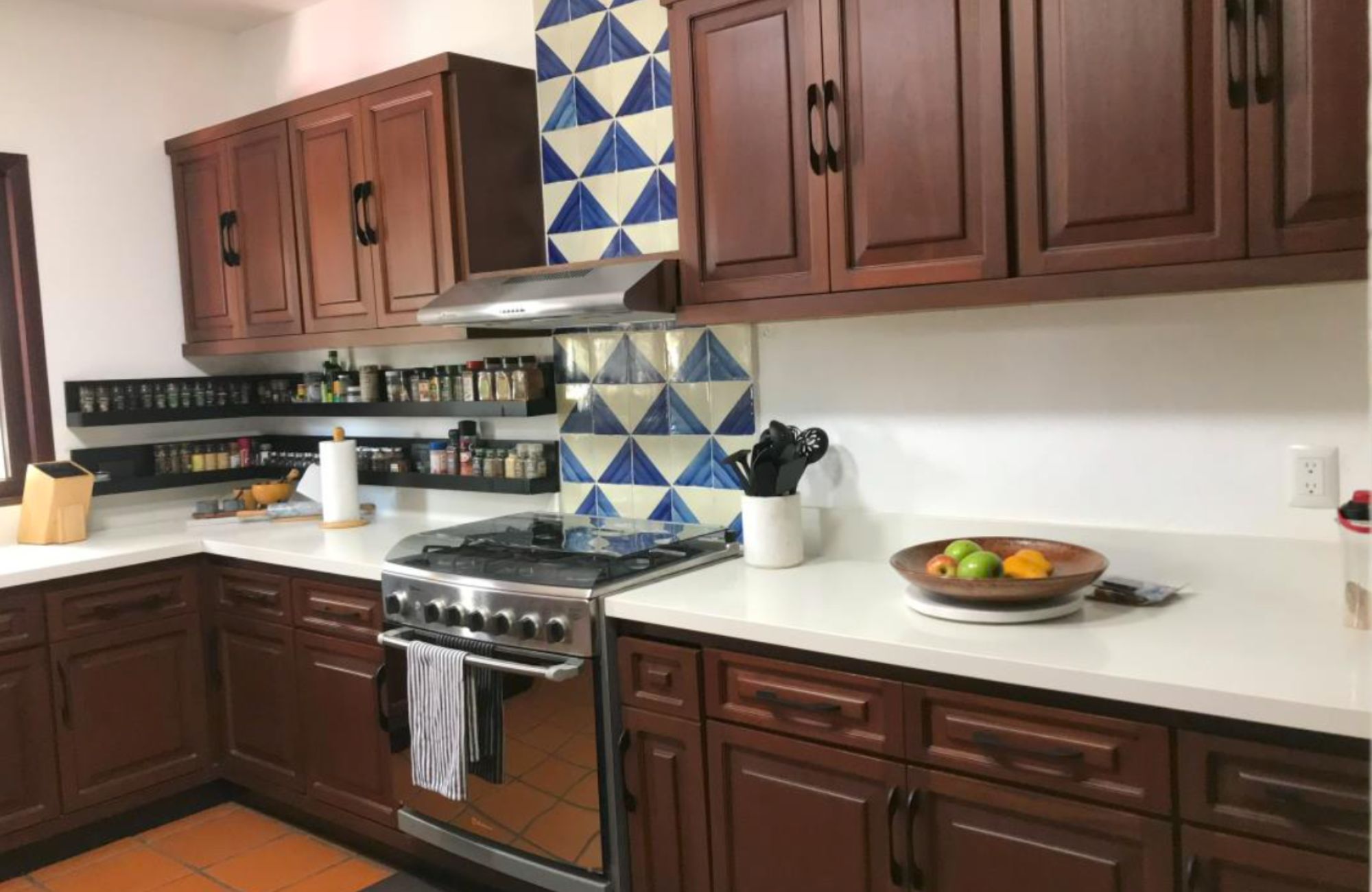 Residencia frente al lago, alberca privada, doble altura, en residencial con casa club y amenidades de lujo, Lagos del Sol, venta en Cancun.