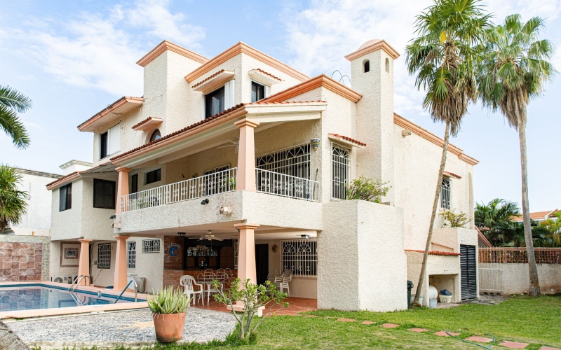 Casa estilo mexicano con alberca, jard&iacute;n y terrazas, en venta