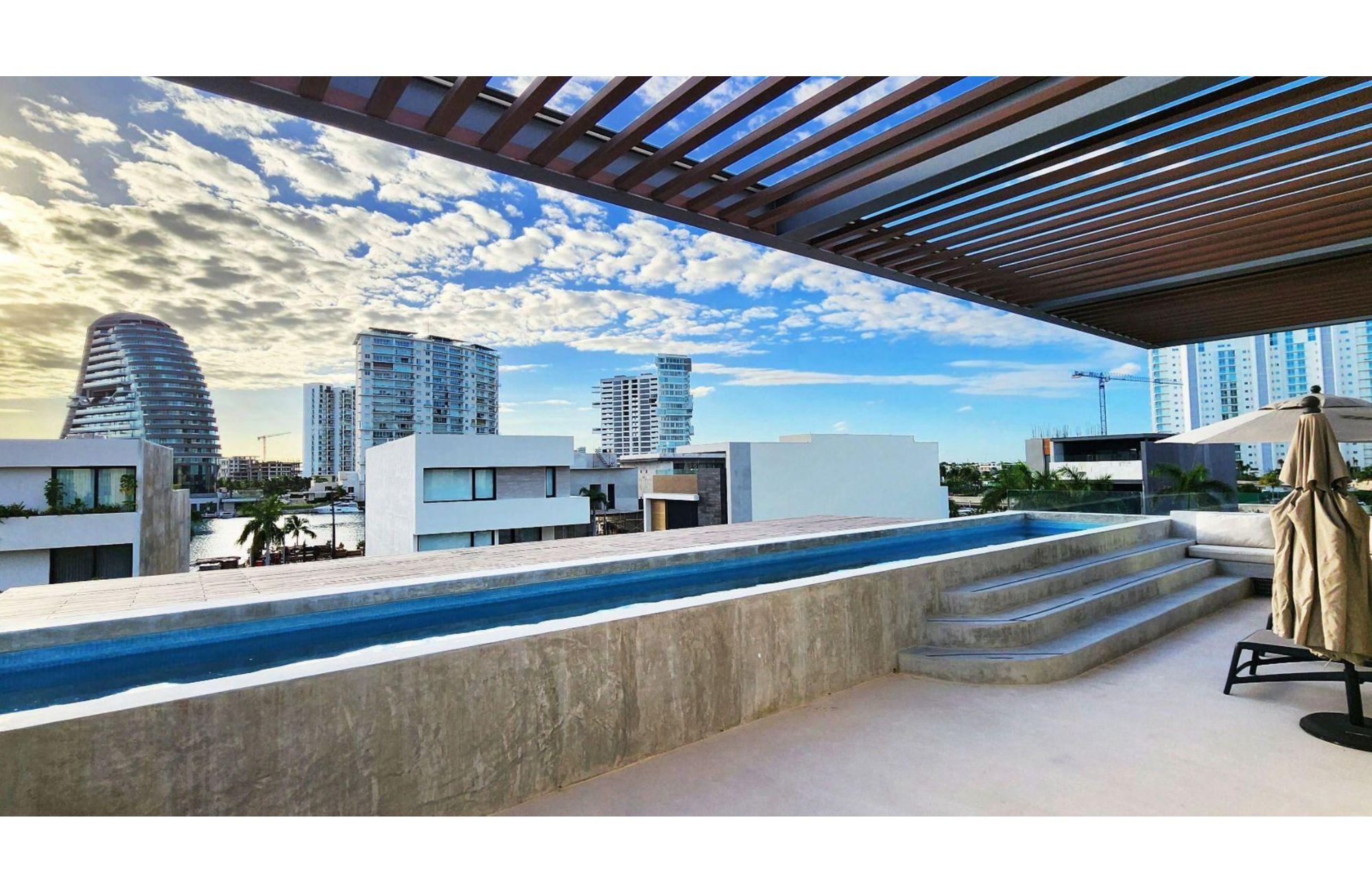 House with private pool on the lagoon shore, for sale, Zona Hotelera Canc&uacute;n.