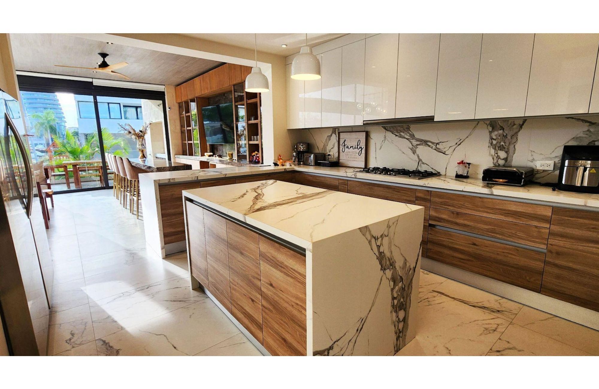 House with private pool on the lagoon shore, for sale, Zona Hotelera Canc&uacute;n.