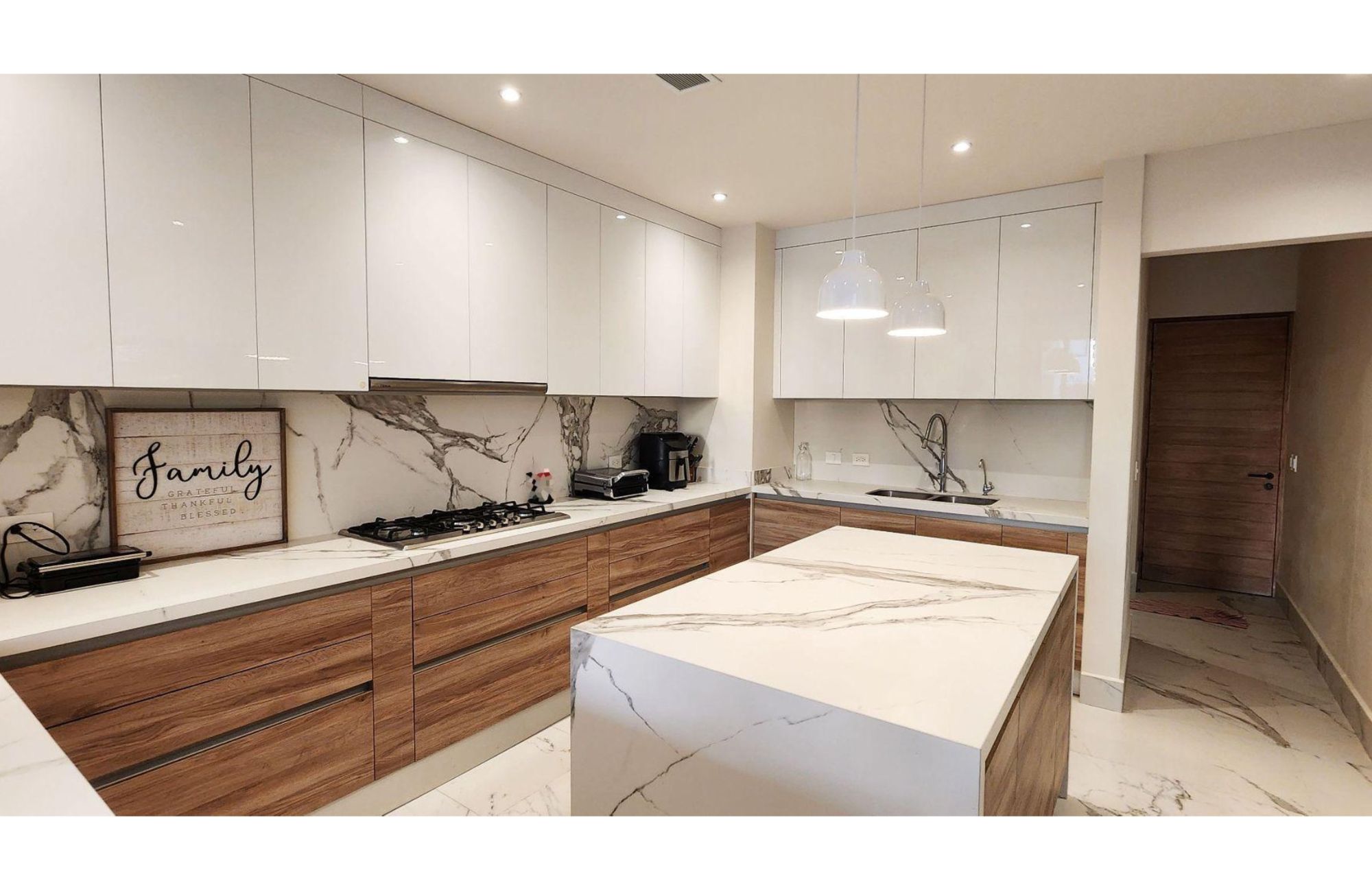 House with private pool on the lagoon shore, for sale, Zona Hotelera Canc&uacute;n.