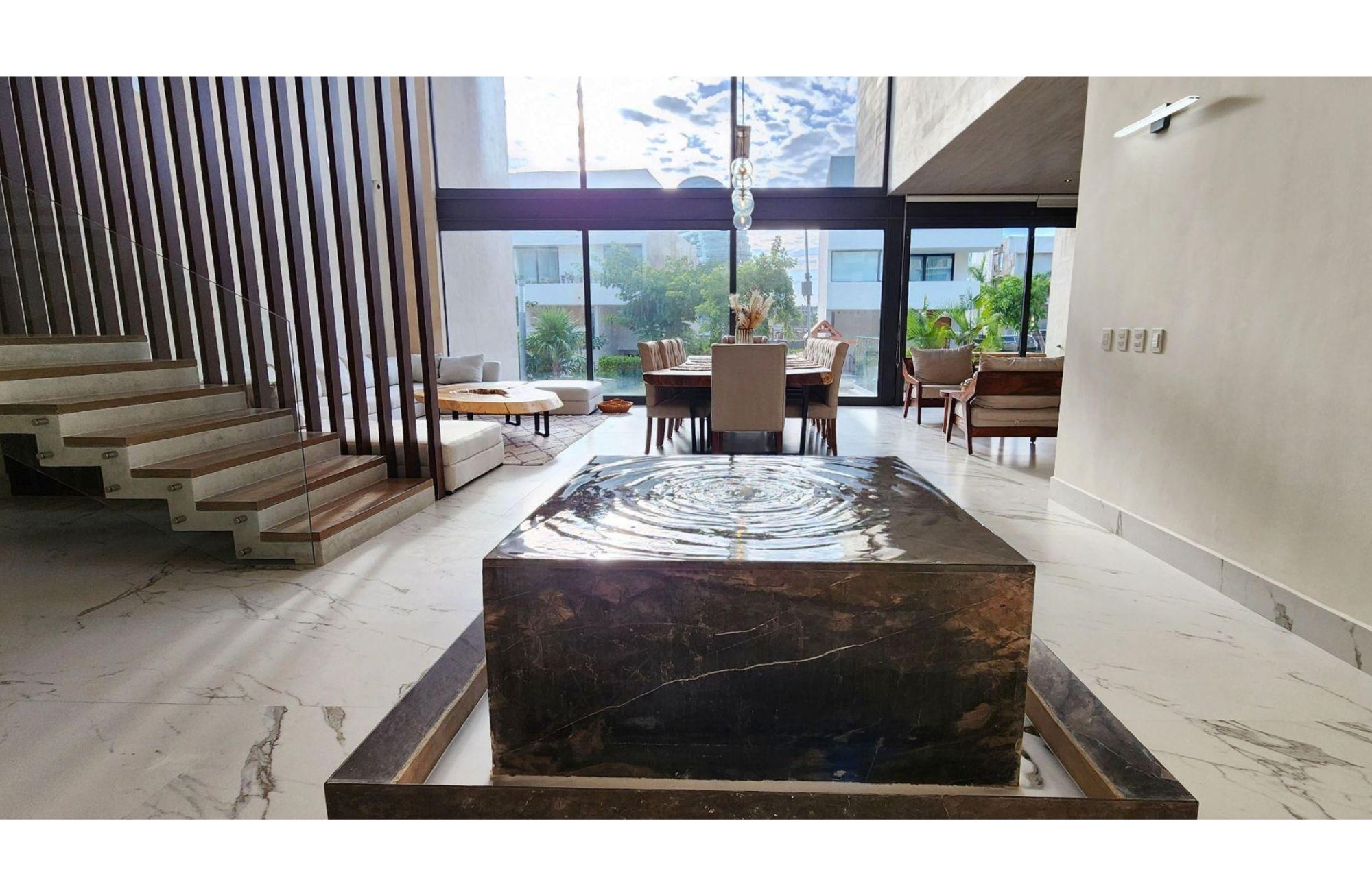 House with private pool on the lagoon shore, for sale, Zona Hotelera Canc&uacute;n.