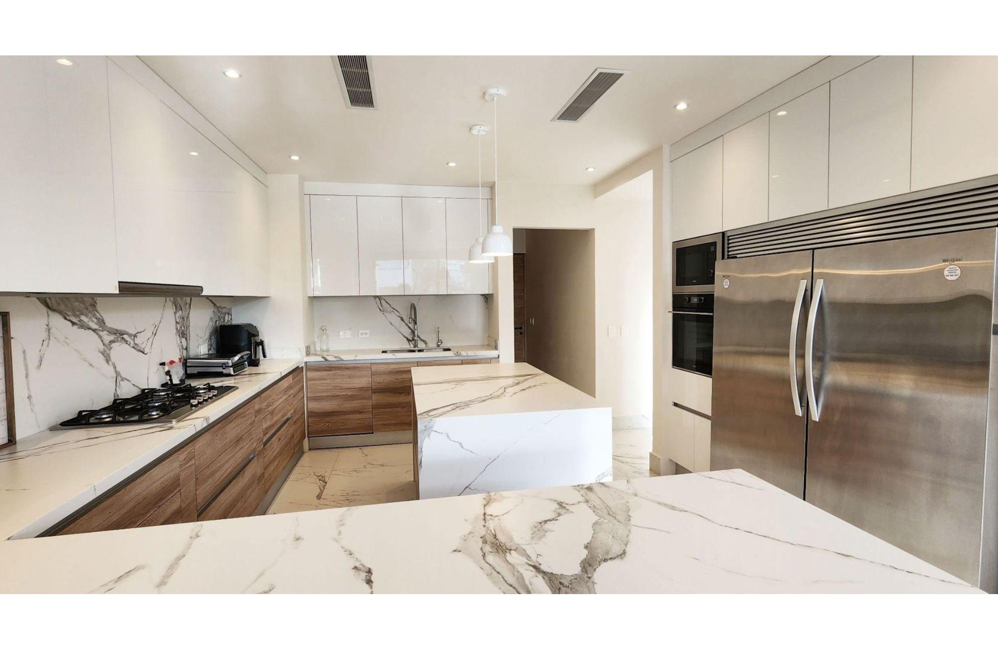 House with private pool on the lagoon shore, for sale, Zona Hotelera Canc&uacute;n.