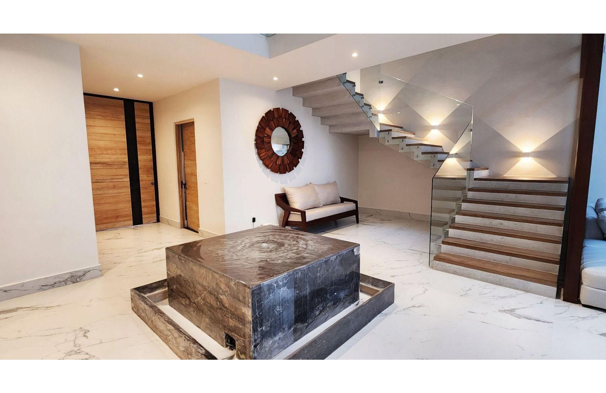 House with private pool on the lagoon shore, for sale, Zona Hotelera Canc&uacute;n.