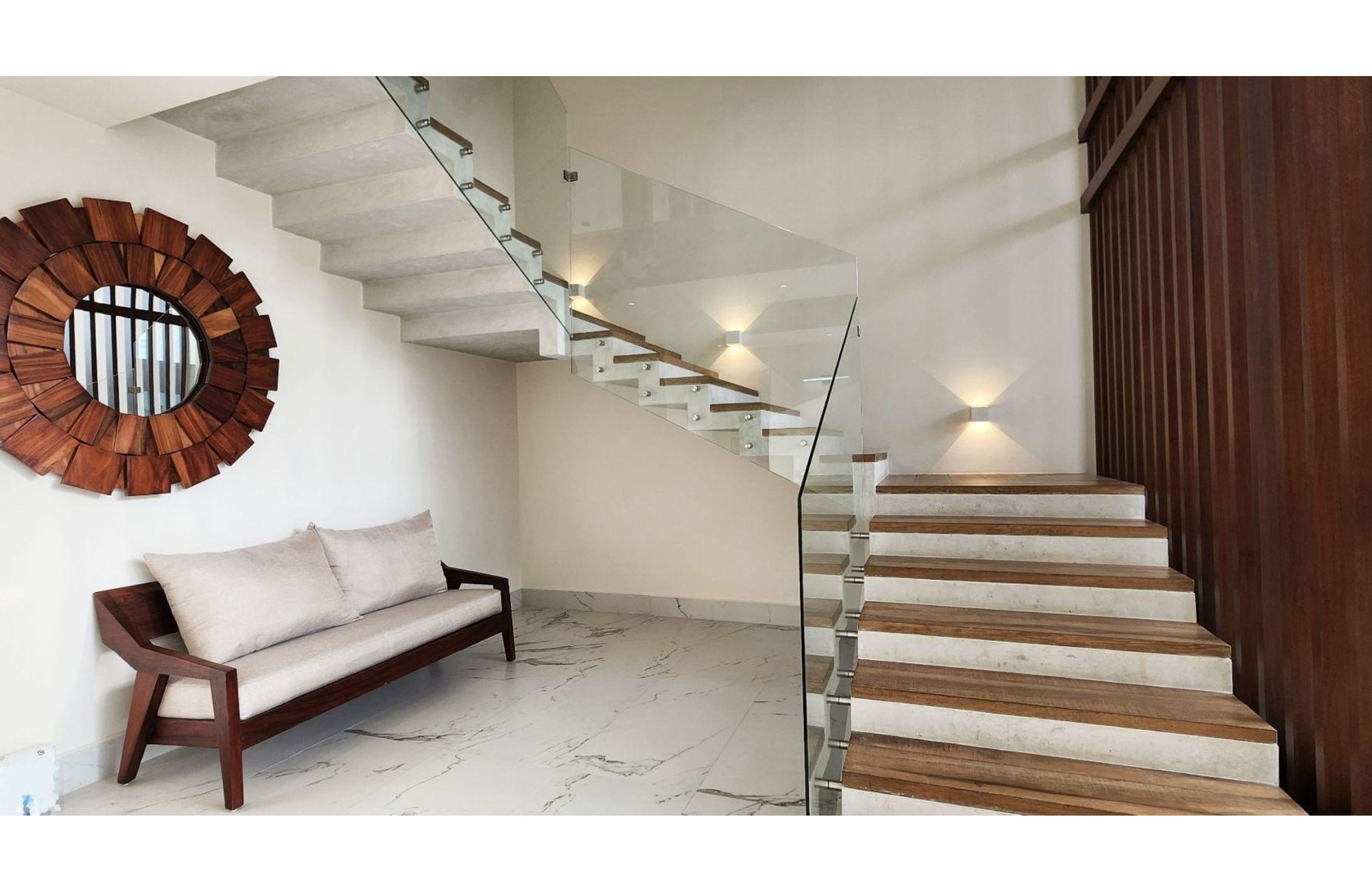 House with private pool on the lagoon shore, for sale, Zona Hotelera Canc&uacute;n.