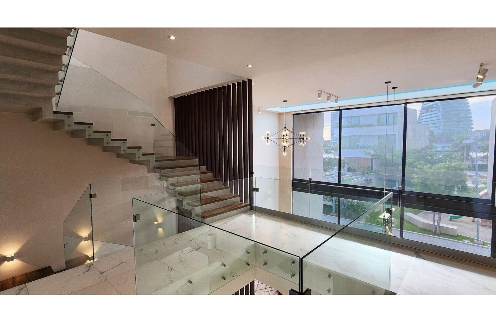 House with private pool on the lagoon shore, for sale, Zona Hotelera Canc&uacute;n.