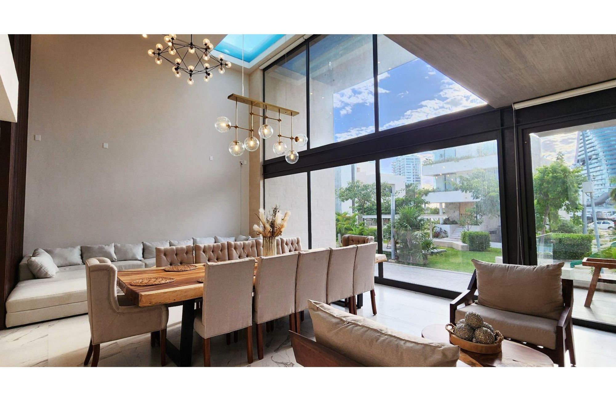 House with private pool on the lagoon shore, for sale, Zona Hotelera Canc&uacute;n.