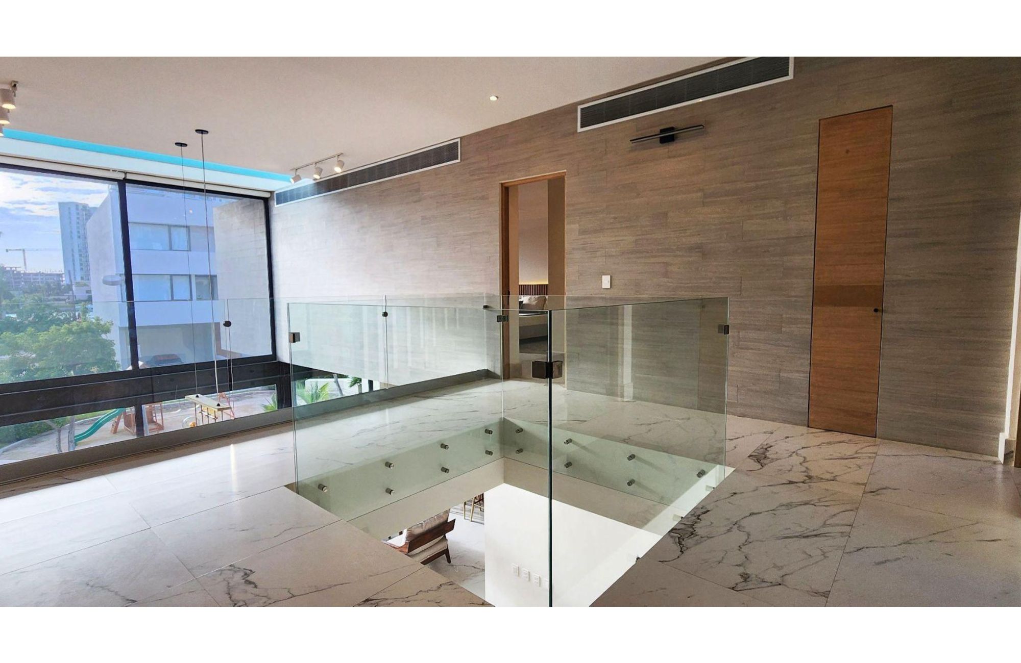 House with private pool on the lagoon shore, for sale, Zona Hotelera Canc&uacute;n.