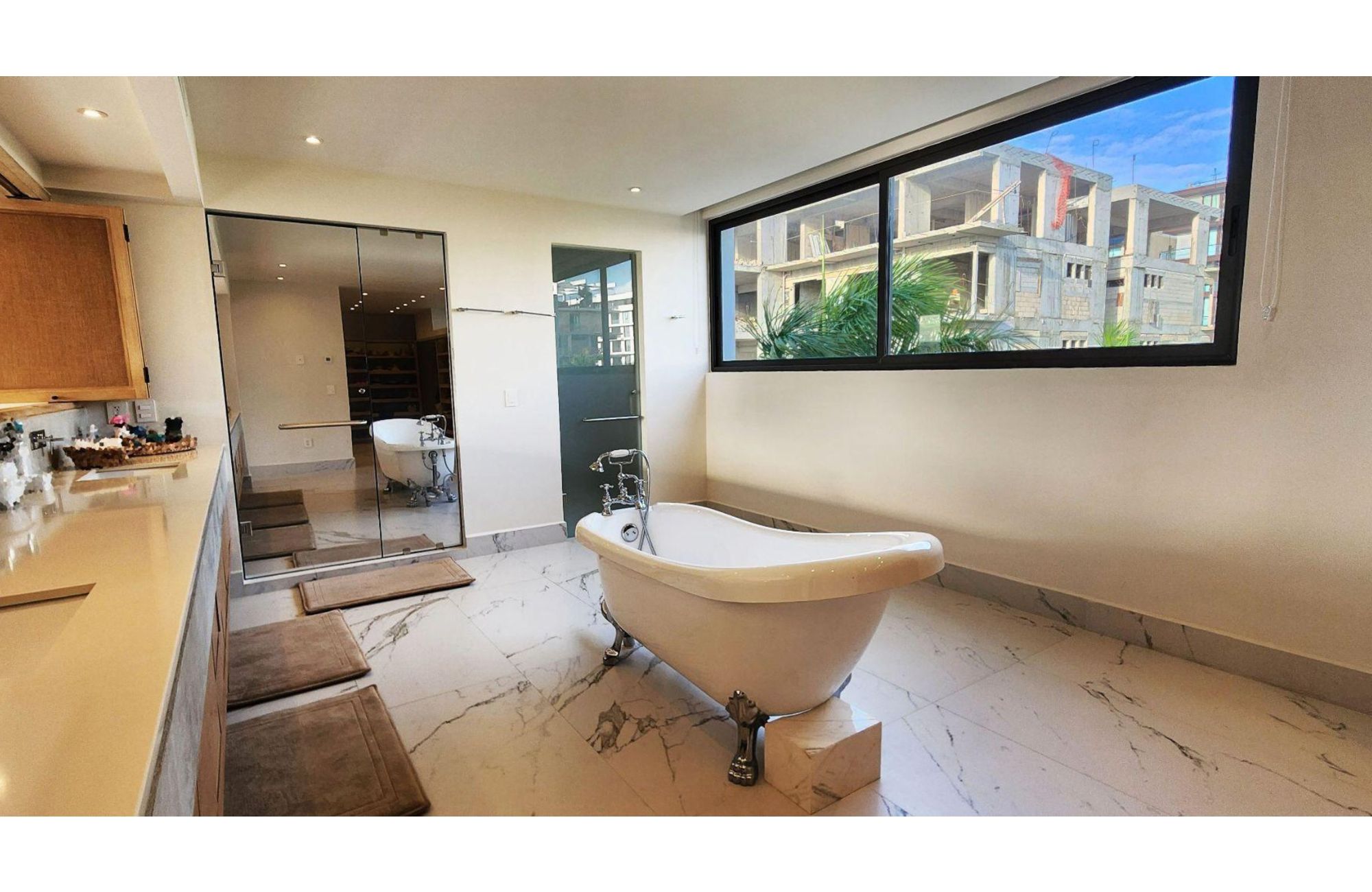 House with private pool on the lagoon shore, for sale, Zona Hotelera Canc&uacute;n.