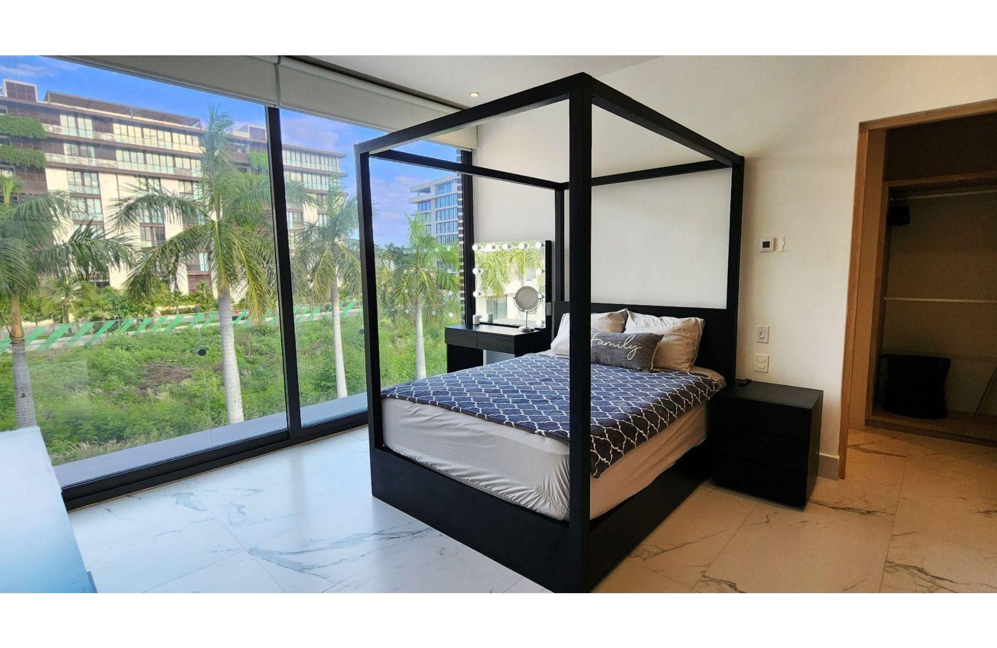 House with private pool on the lagoon shore, for sale, Zona Hotelera Canc&uacute;n.