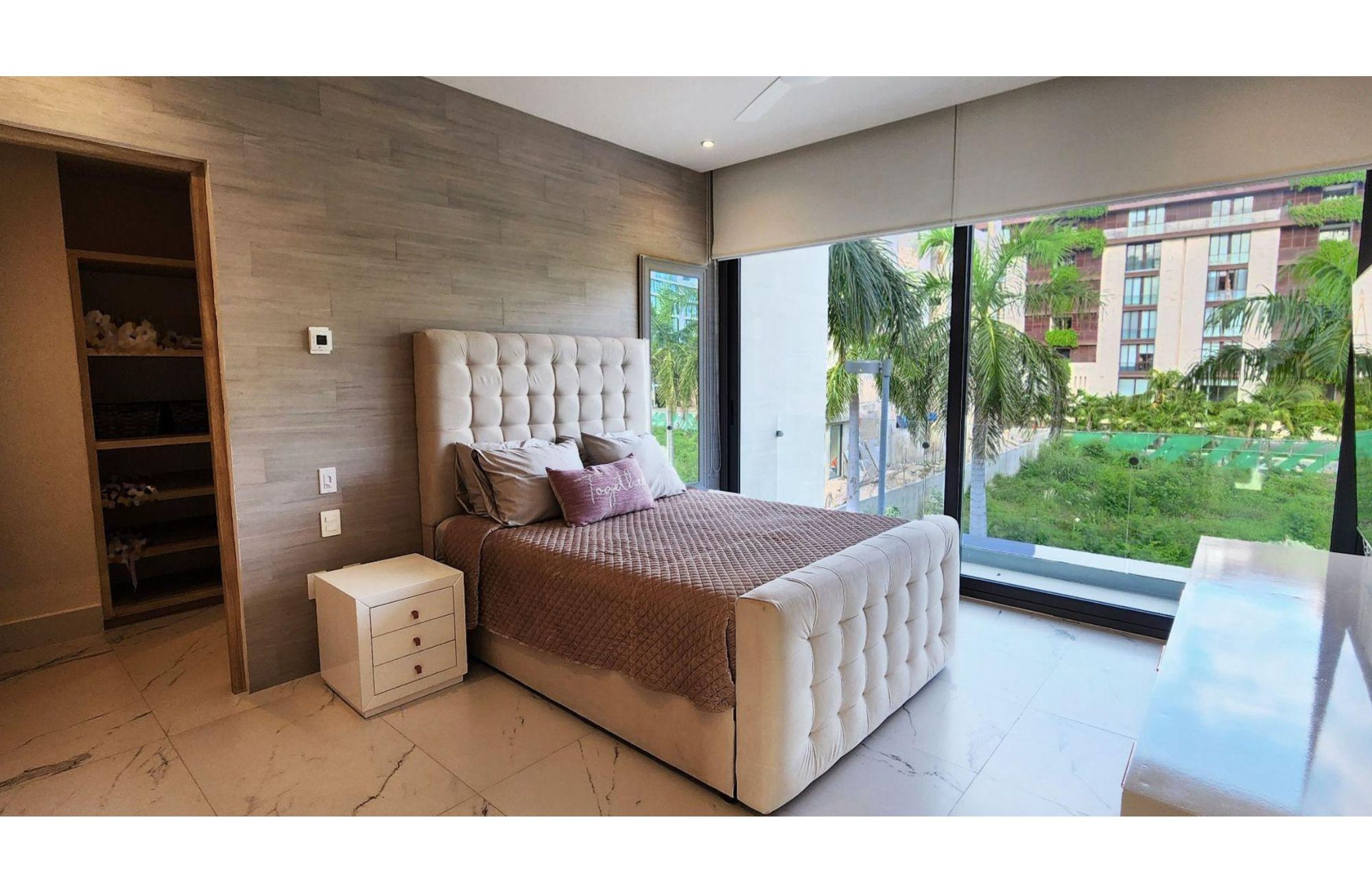 House with private pool on the lagoon shore, for sale, Zona Hotelera Canc&uacute;n.