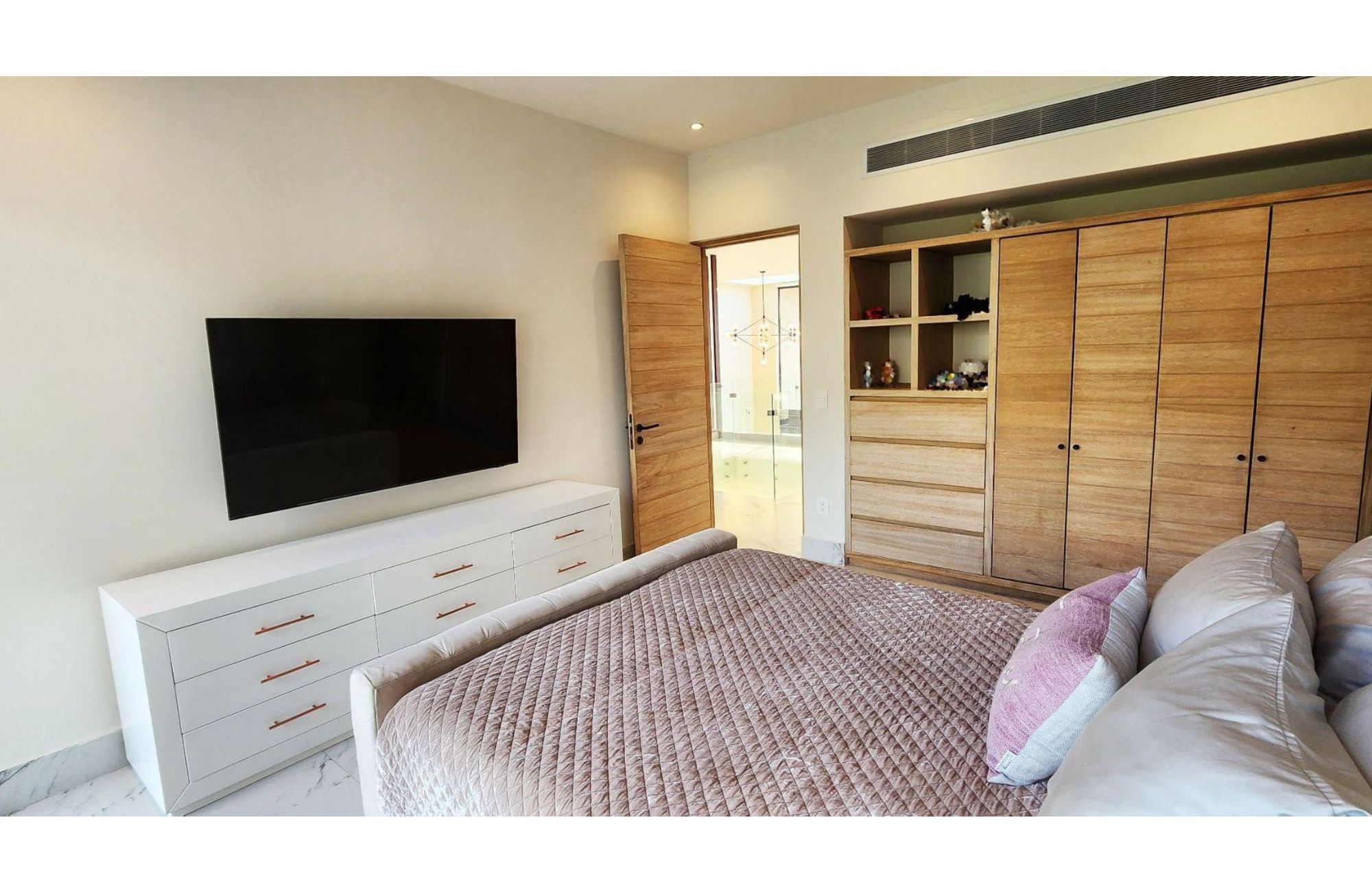 House with private pool on the lagoon shore, for sale, Zona Hotelera Canc&uacute;n.