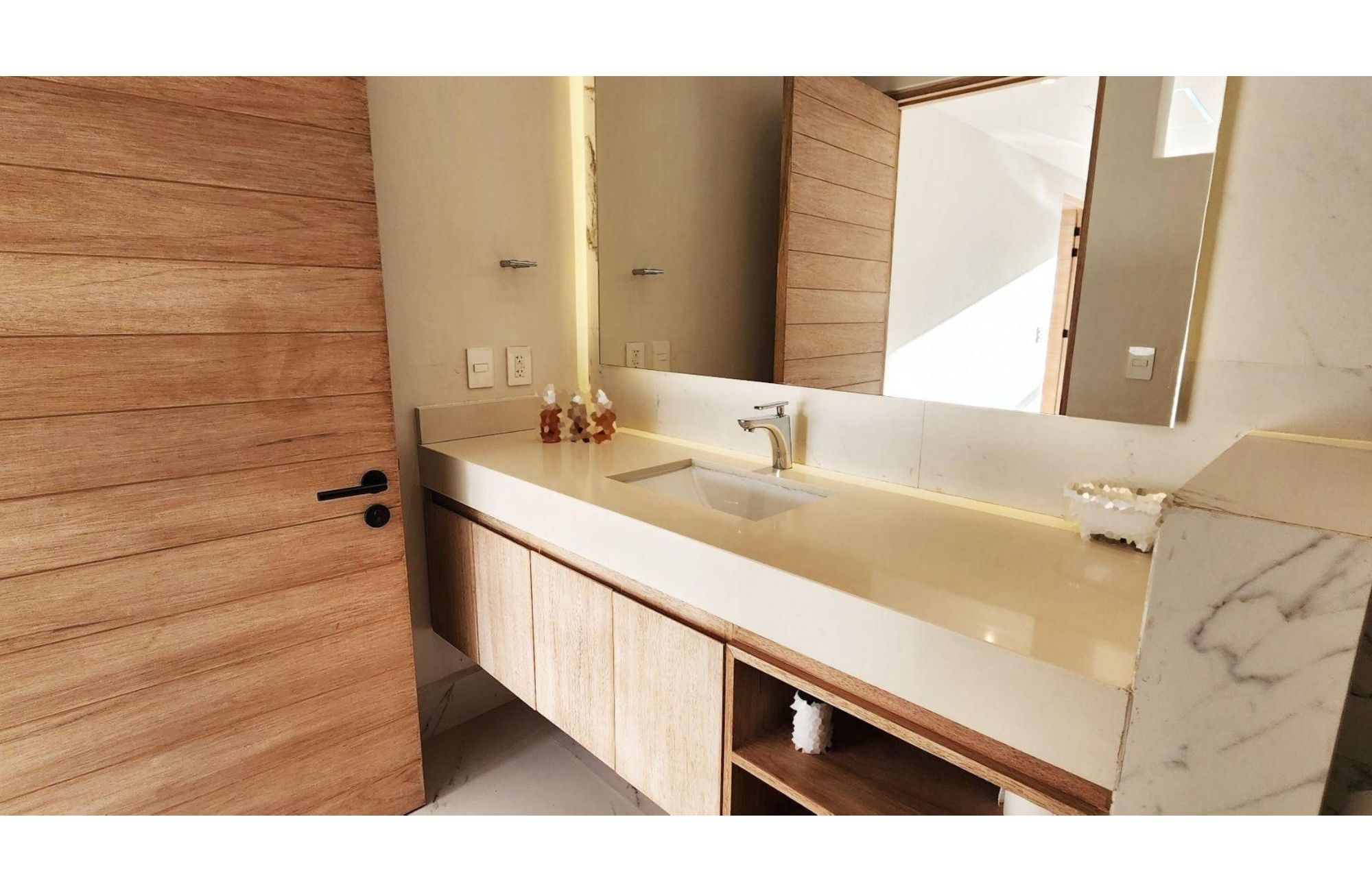 House with private pool on the lagoon shore, for sale, Zona Hotelera Canc&uacute;n.