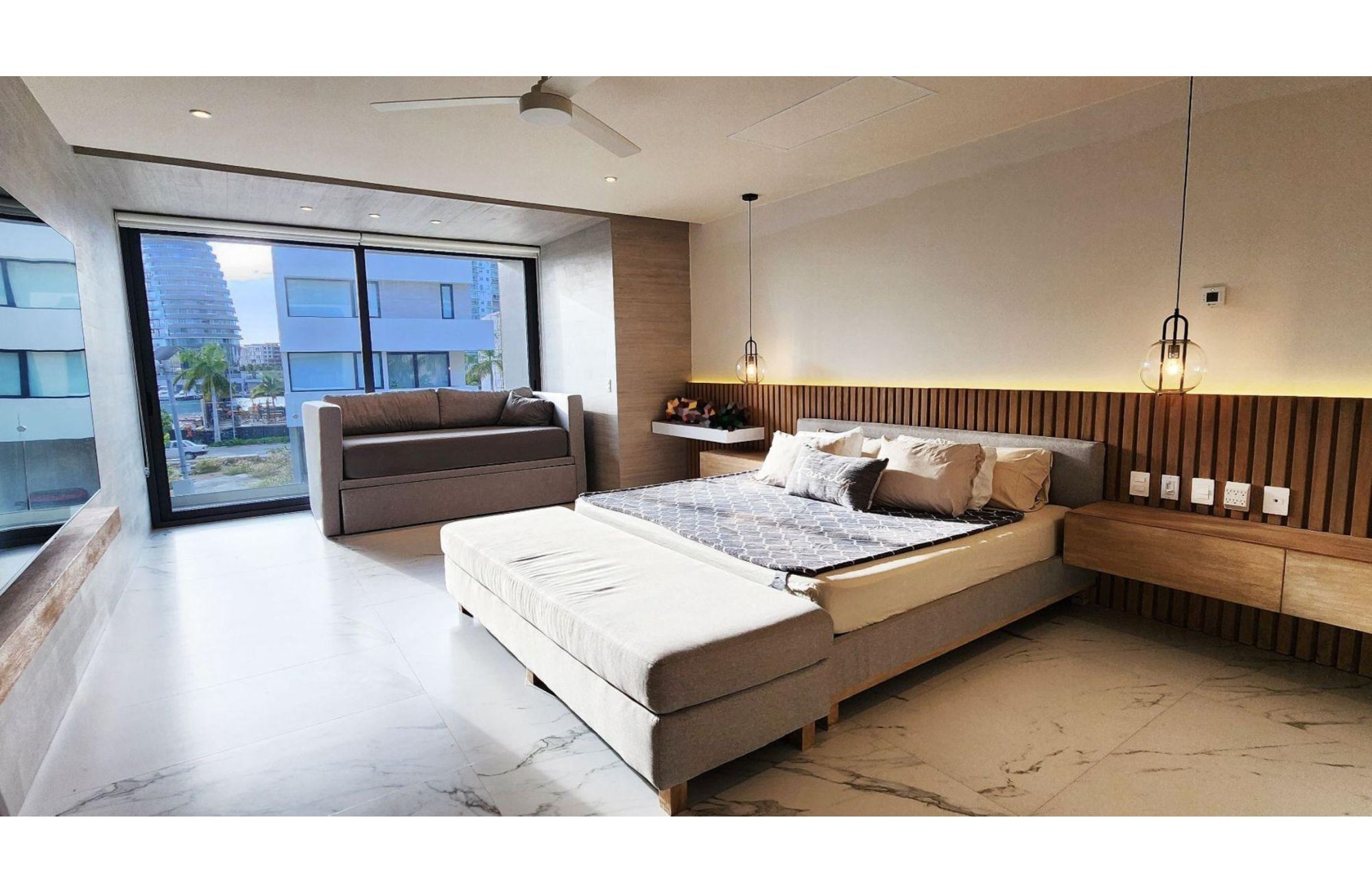 House with private pool on the lagoon shore, for sale, Zona Hotelera Canc&uacute;n.