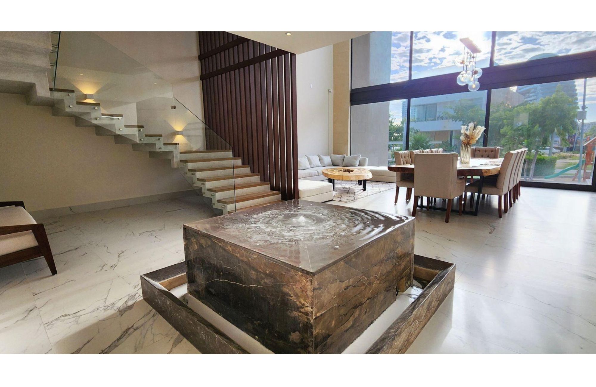 House with private pool on the lagoon shore, for sale, Zona Hotelera Canc&uacute;n.