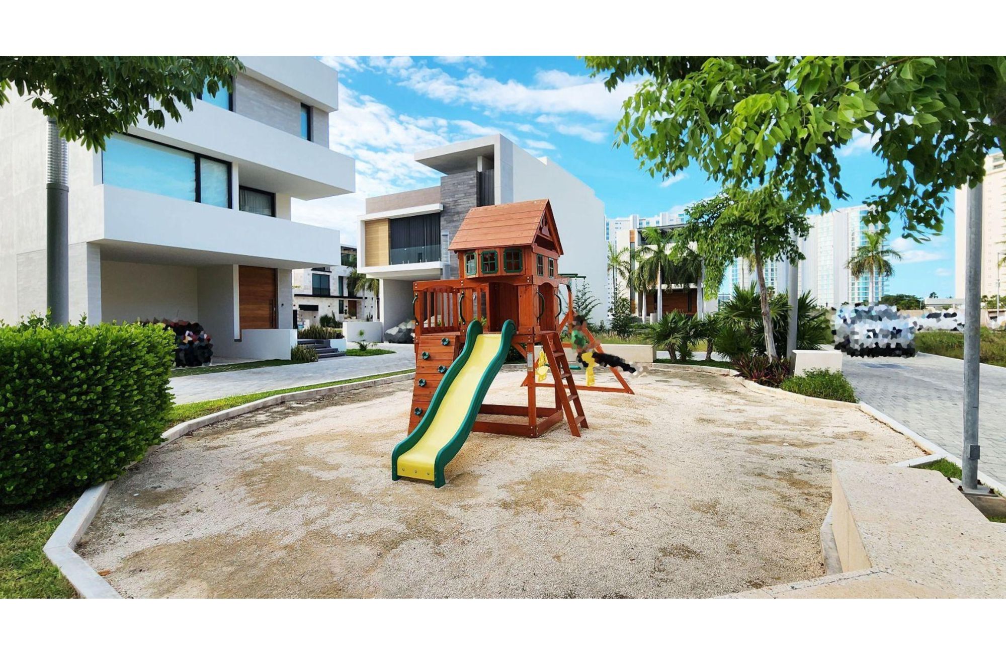 House with private pool on the lagoon shore, for sale, Zona Hotelera Canc&uacute;n.