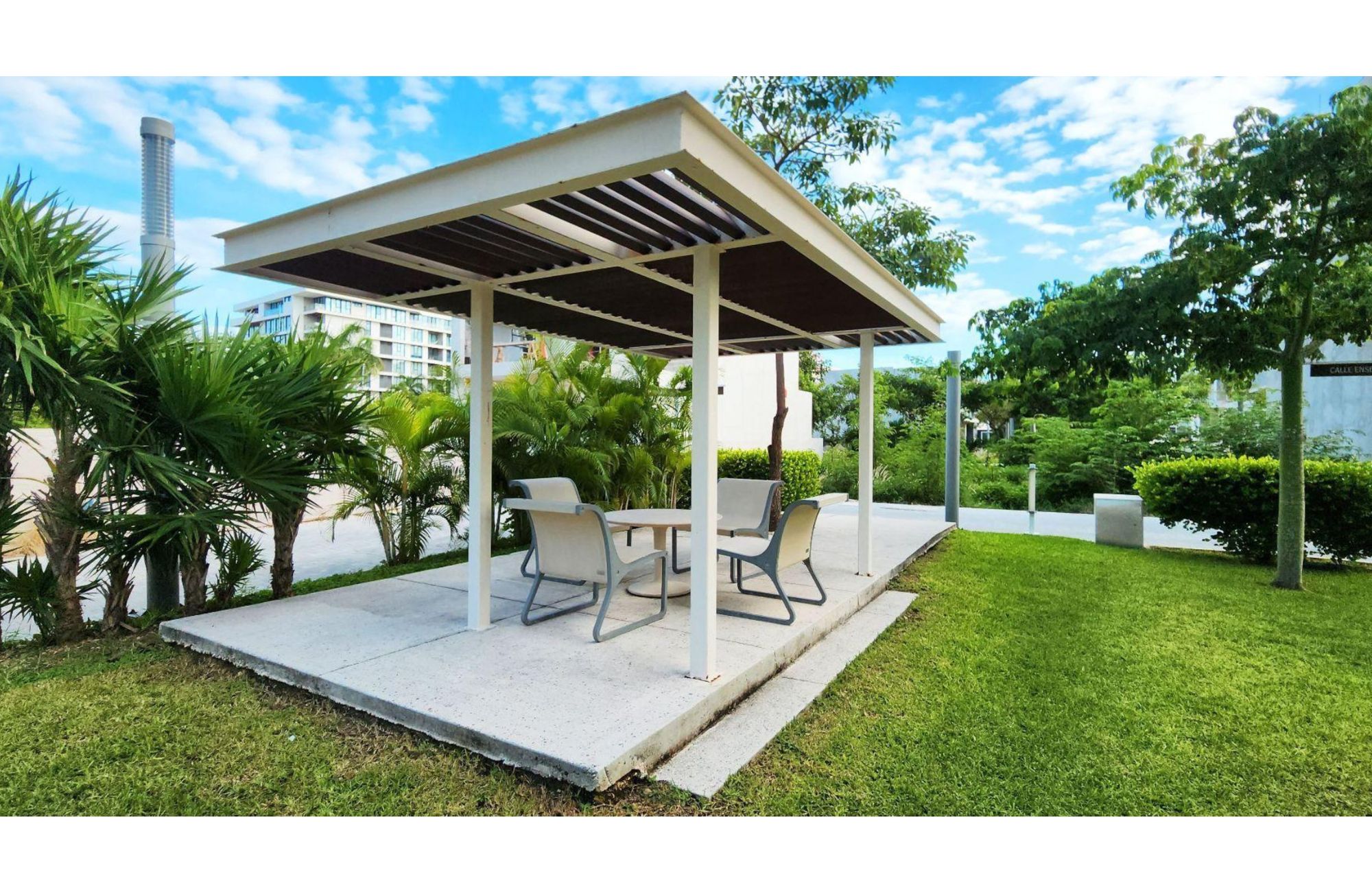 House with private pool on the lagoon shore, for sale, Zona Hotelera Canc&uacute;n.