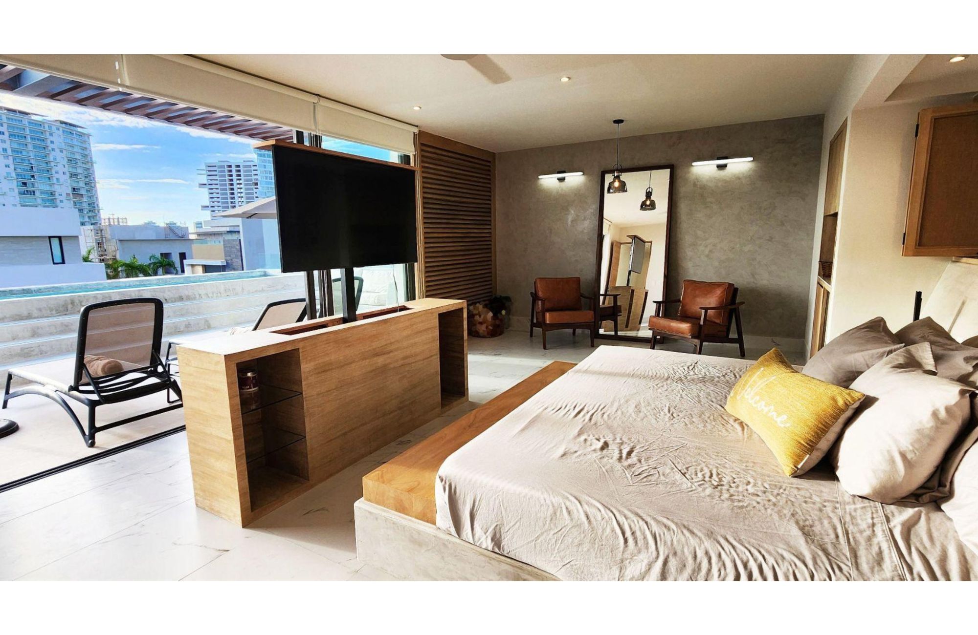 House with private pool on the lagoon shore, for sale, Zona Hotelera Canc&uacute;n.