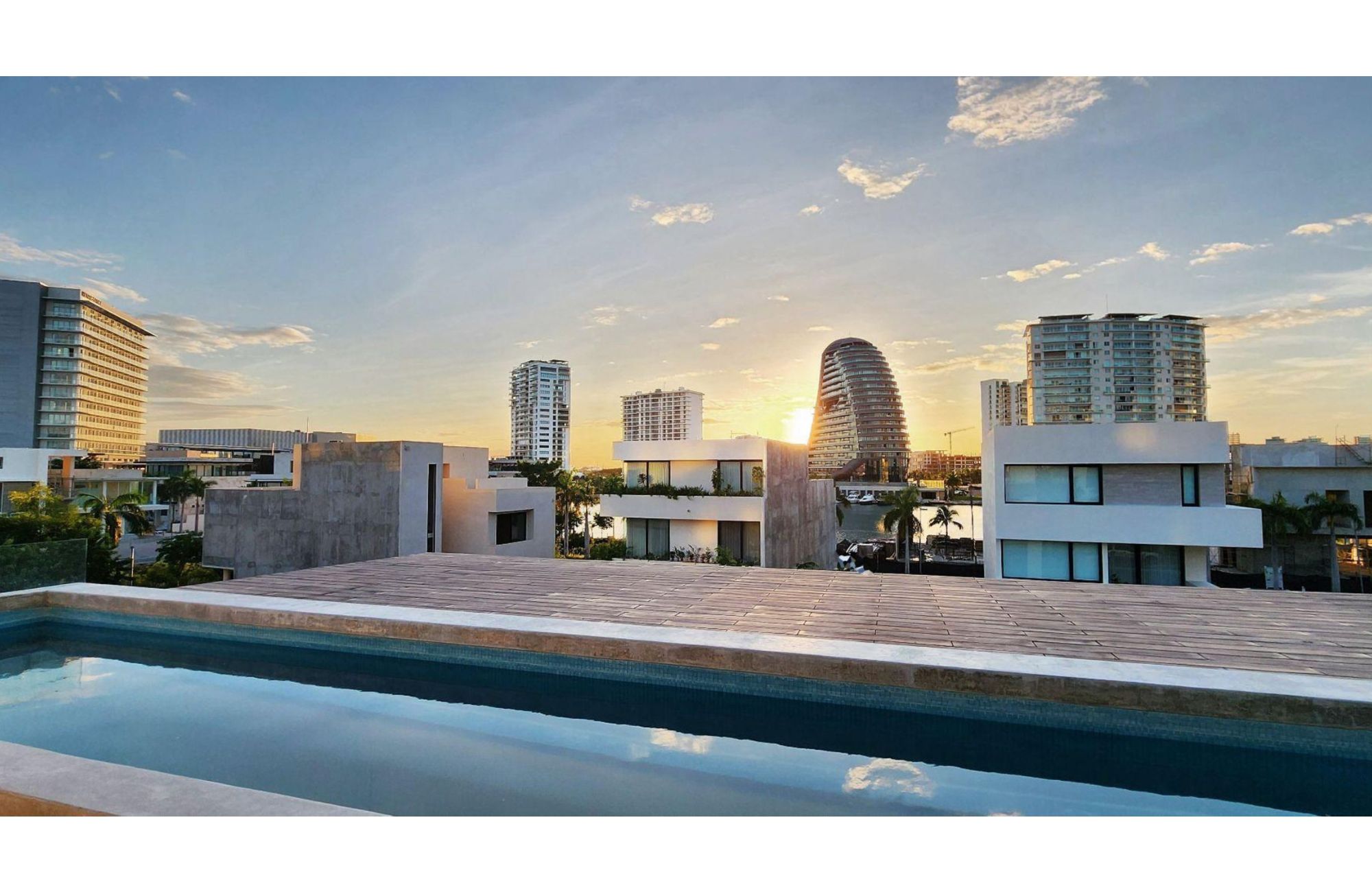 House with private pool on the lagoon shore, for sale, Zona Hotelera Canc&uacute;n.