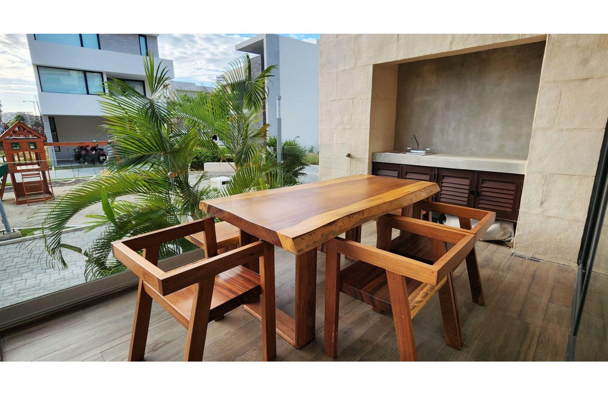 House with private pool on the lagoon shore, for sale, Zona Hotelera Canc&uacute;n.