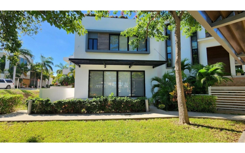 Casa con vista al mar, terraza y alberca privada en venta,Puerto Canc&uacute;n, Canc&uacute;n&nbsp;