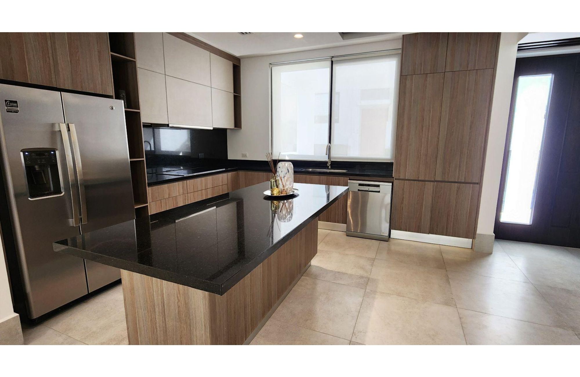 Casa frente al lago, alberca privada, muelle con acceso al lago para kayaks, area de spa y regadera con vapor, en residencial con casa club