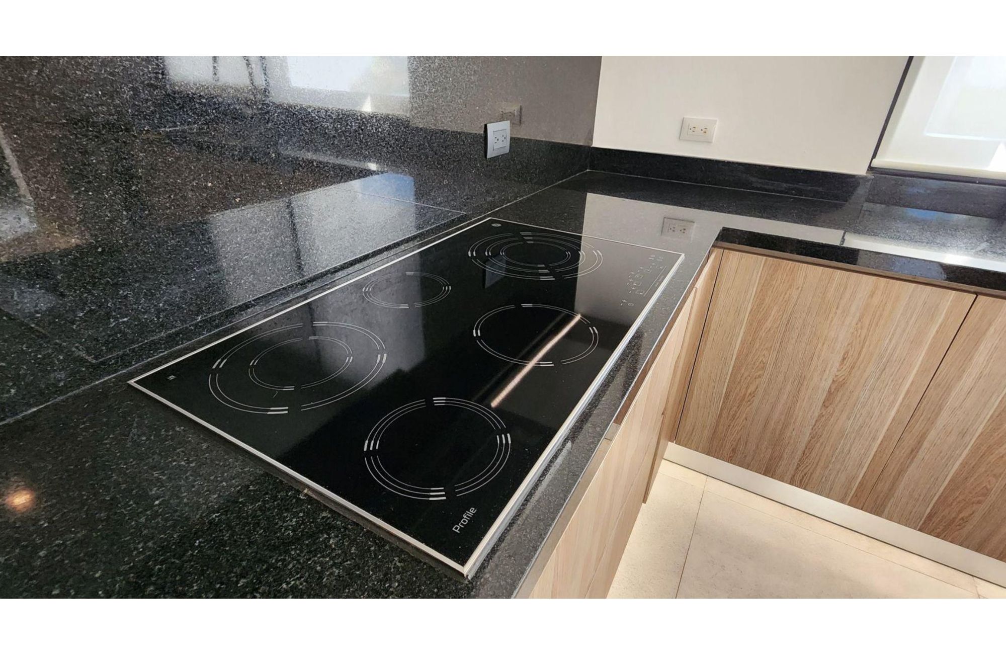 Casa frente al lago, alberca privada, muelle con acceso al lago para kayaks, area de spa y regadera con vapor, en residencial con casa club