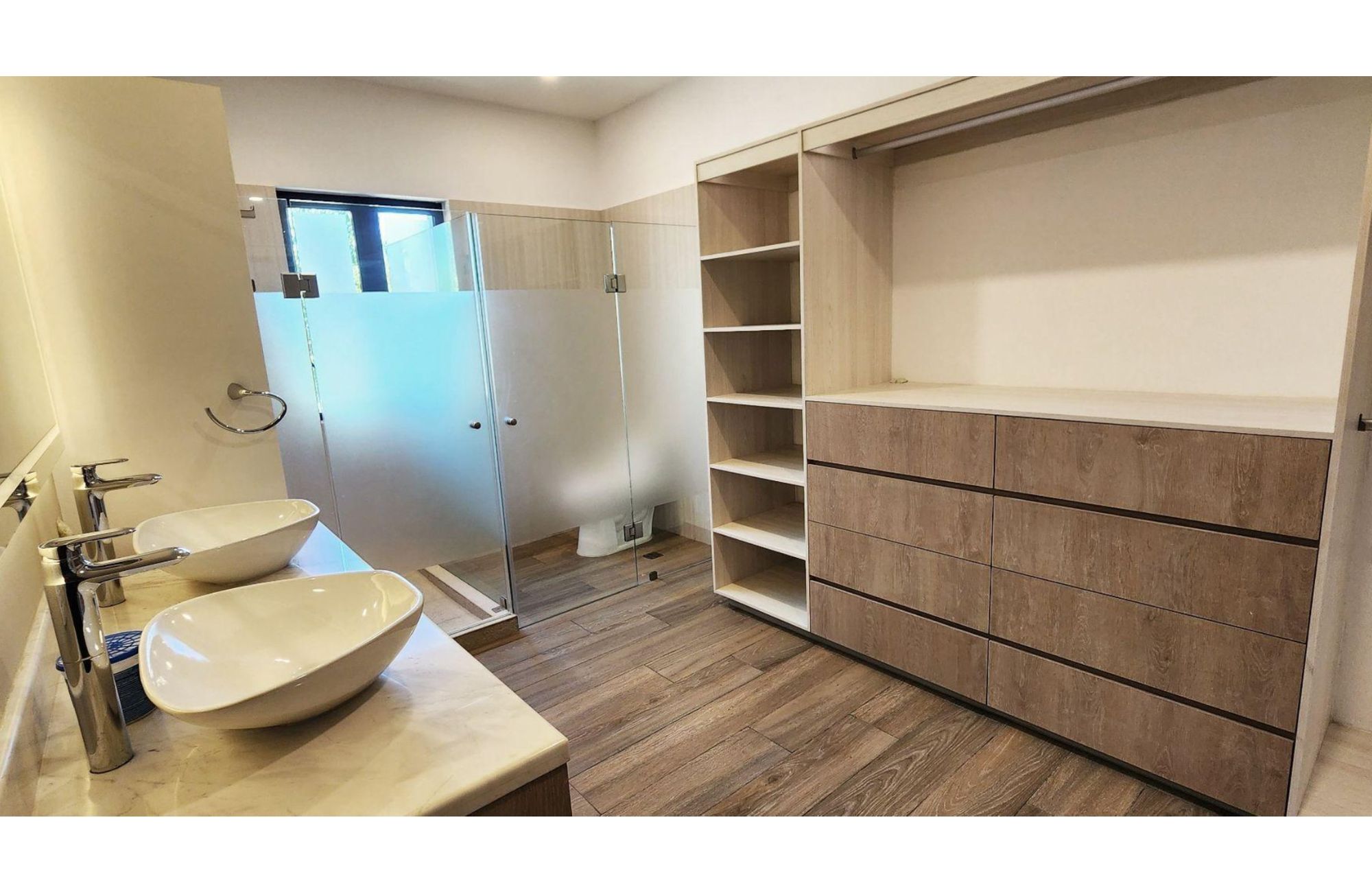 Casa frente al lago, alberca privada, muelle con acceso al lago para kayaks, area de spa y regadera con vapor, en residencial con casa club