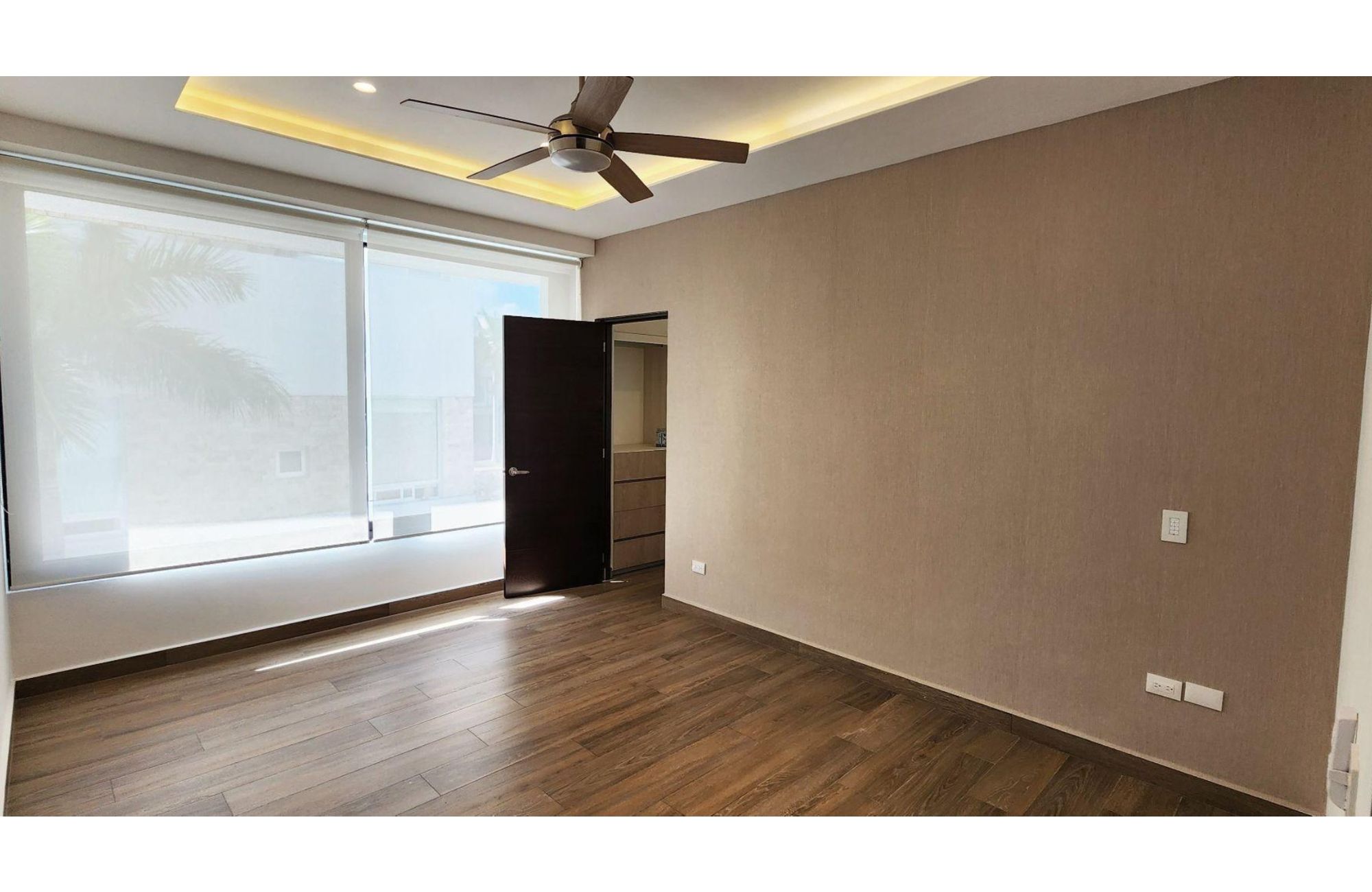 Casa frente al lago, alberca privada, muelle con acceso al lago para kayaks, area de spa y regadera con vapor, en residencial con casa club