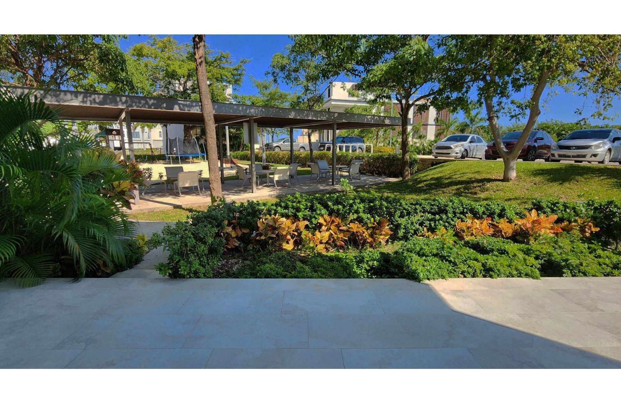 Casa frente al lago, alberca privada, muelle con acceso al lago para kayaks, area de spa y regadera con vapor, en residencial con casa club