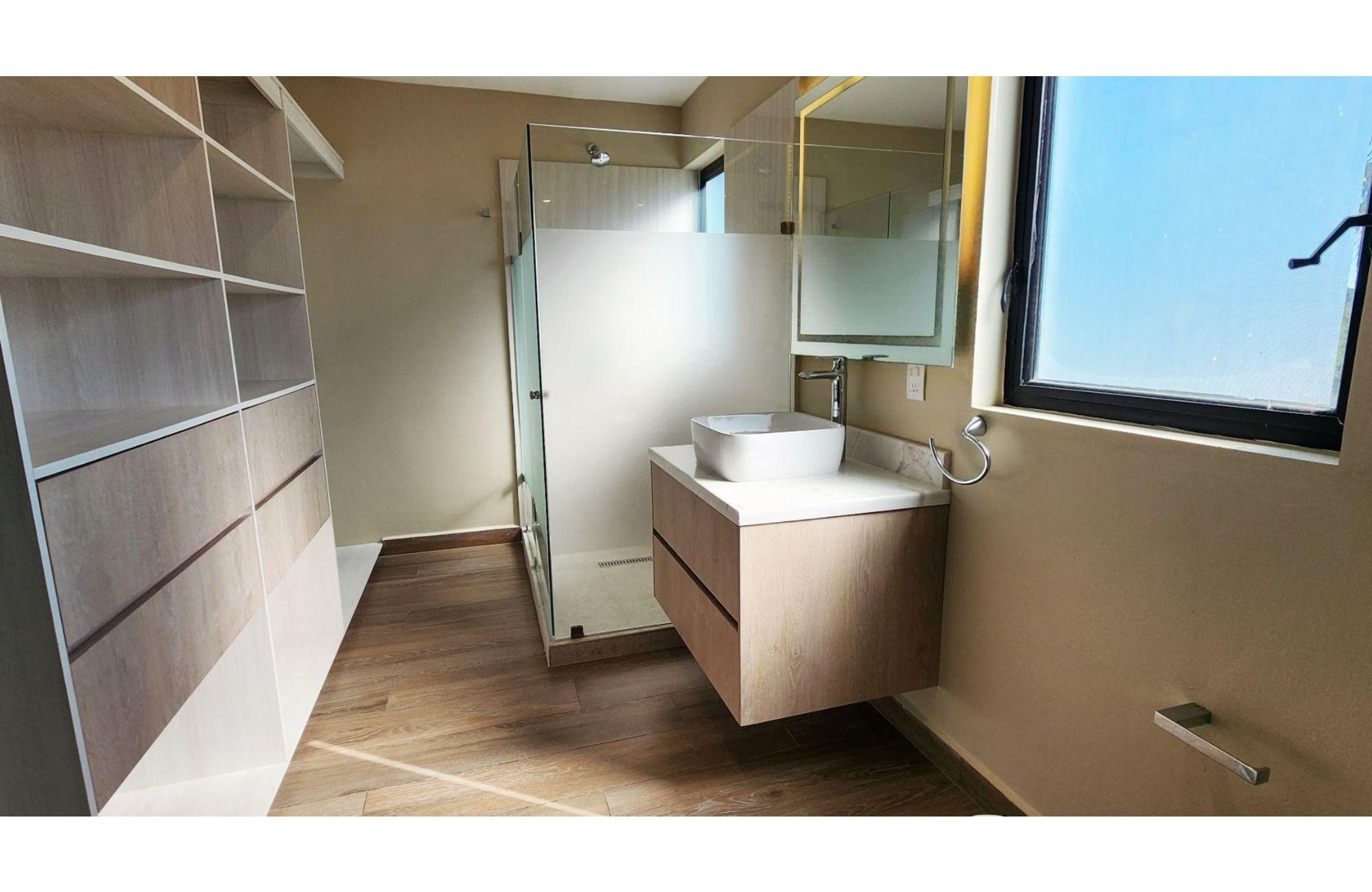 Casa frente al lago, alberca privada, muelle con acceso al lago para kayaks, area de spa y regadera con vapor, en residencial con casa club