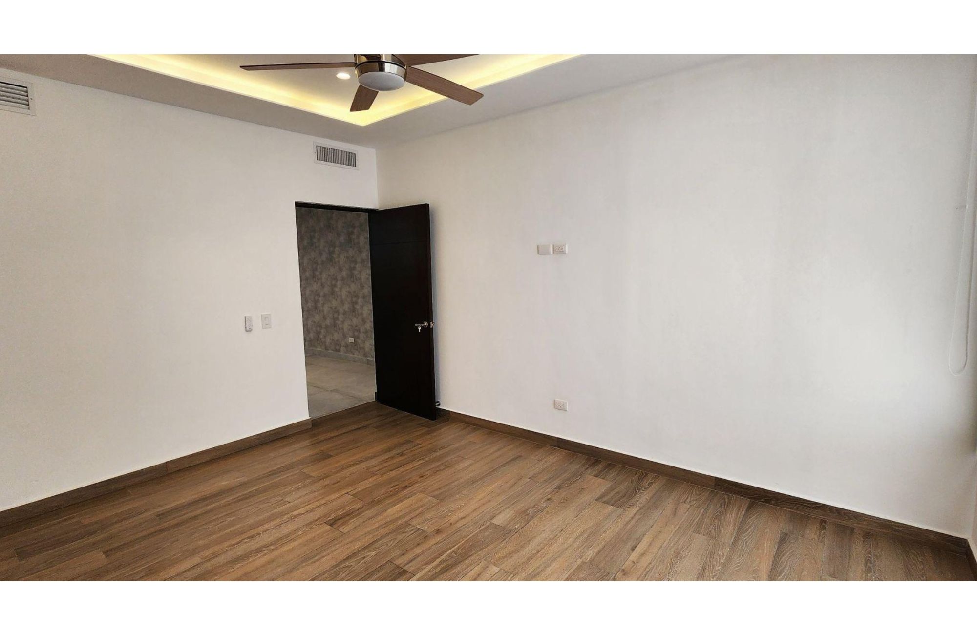 Casa frente al lago, alberca privada, muelle con acceso al lago para kayaks, area de spa y regadera con vapor, en residencial con casa club