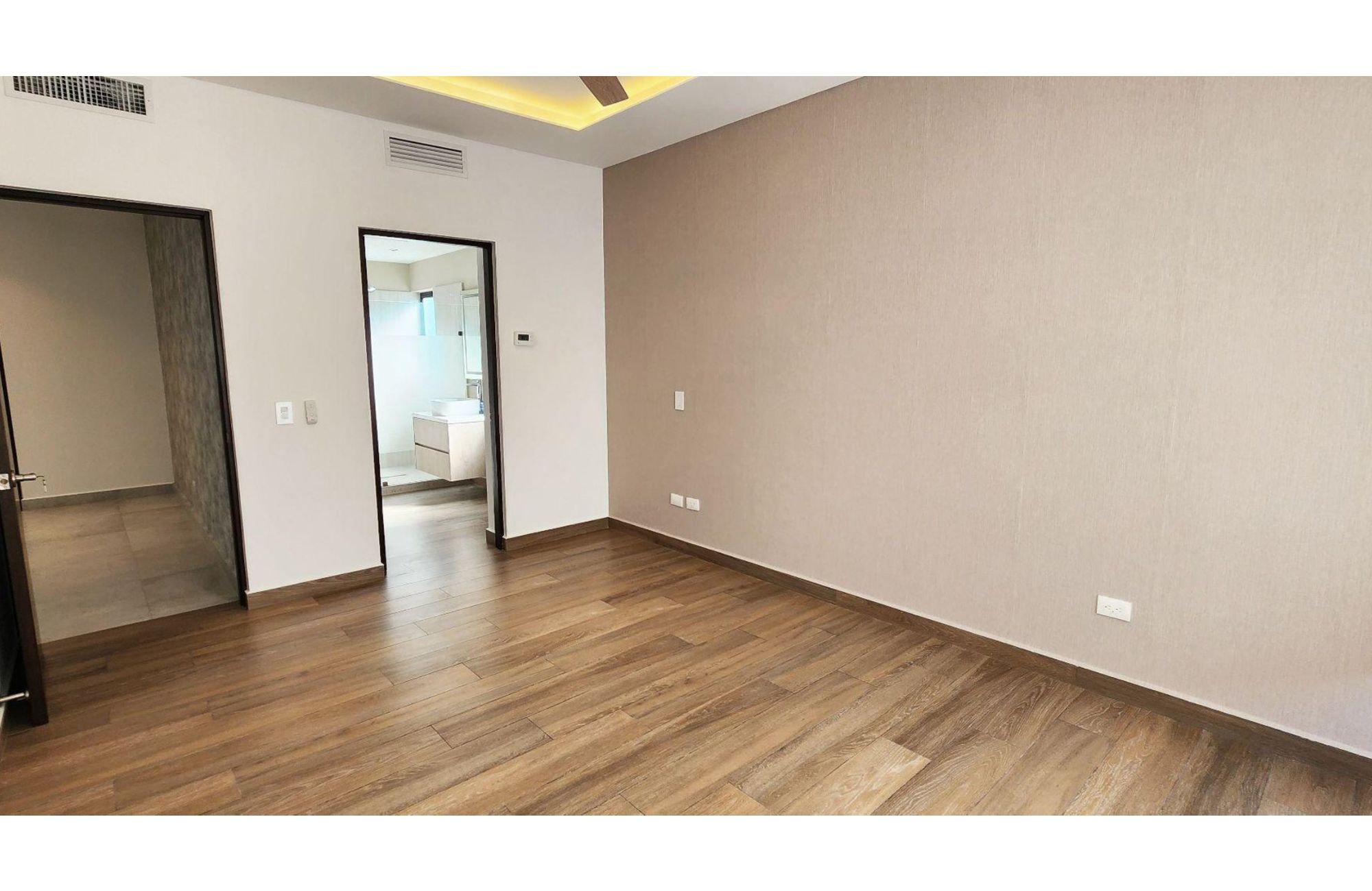 Casa frente al lago, alberca privada, muelle con acceso al lago para kayaks, area de spa y regadera con vapor, en residencial con casa club