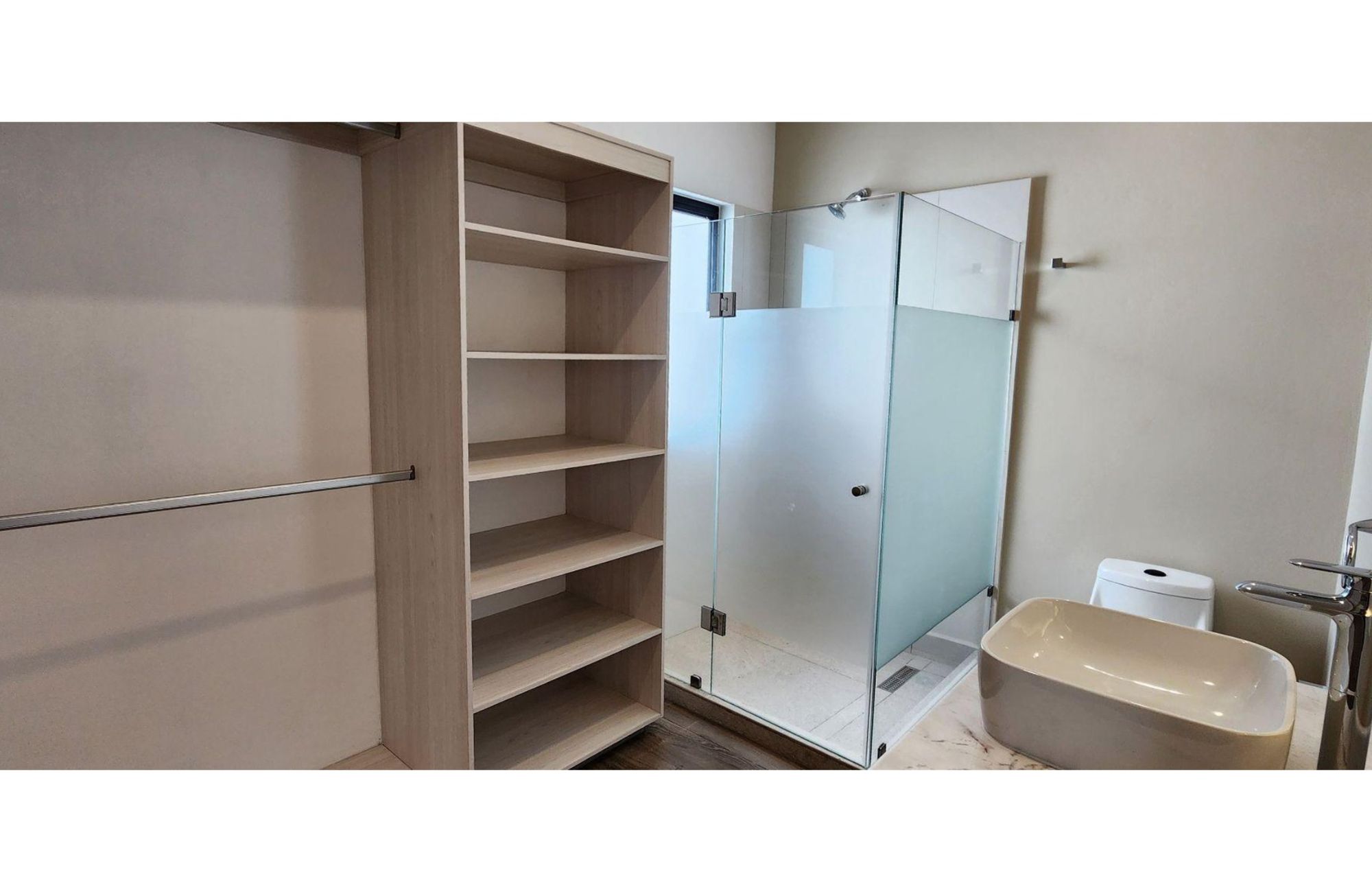 Casa frente al lago, alberca privada, muelle con acceso al lago para kayaks, area de spa y regadera con vapor, en residencial con casa club