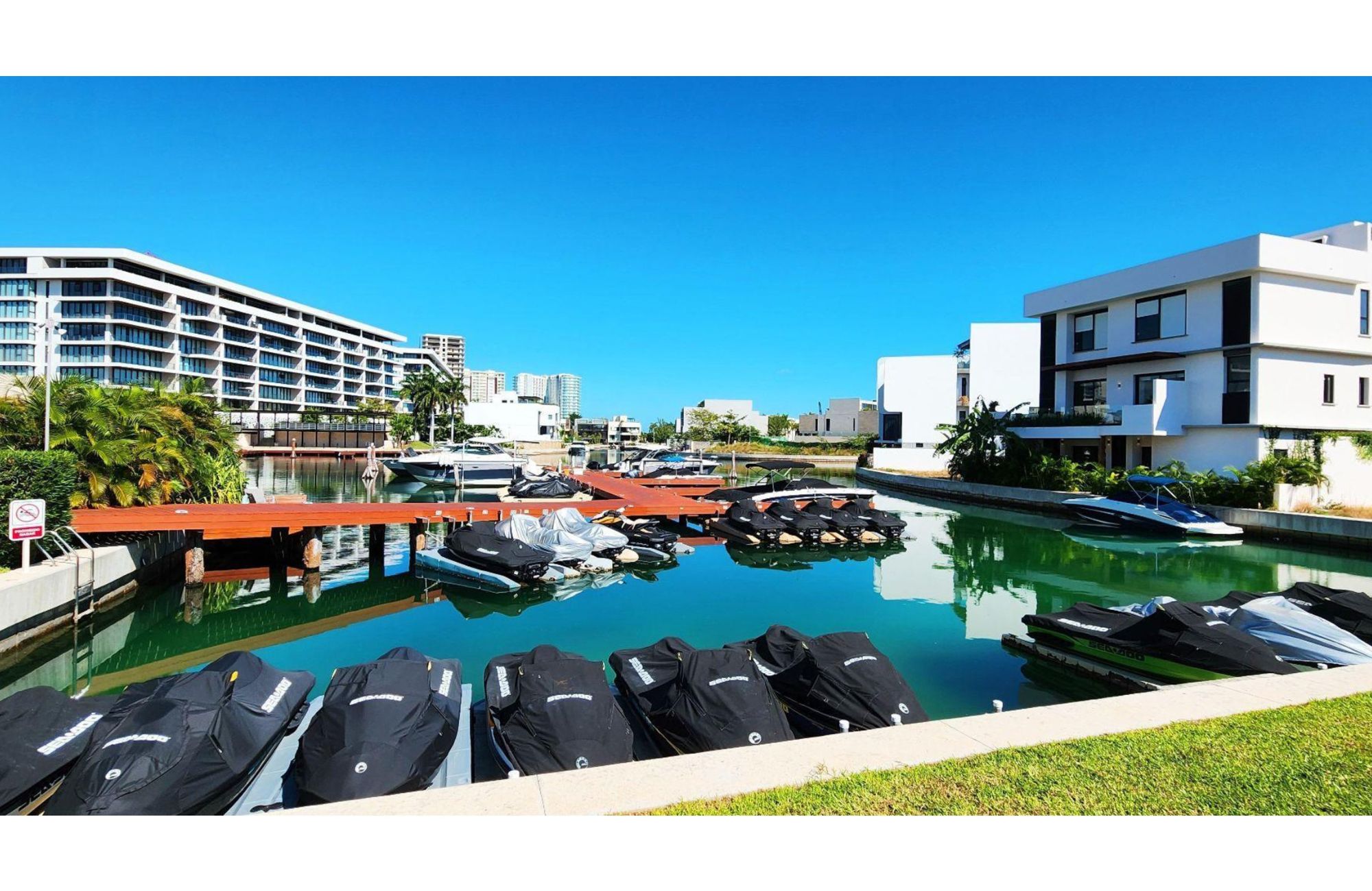 Casa frente al lago, alberca privada, muelle con acceso al lago para kayaks, area de spa y regadera con vapor, en residencial con casa club