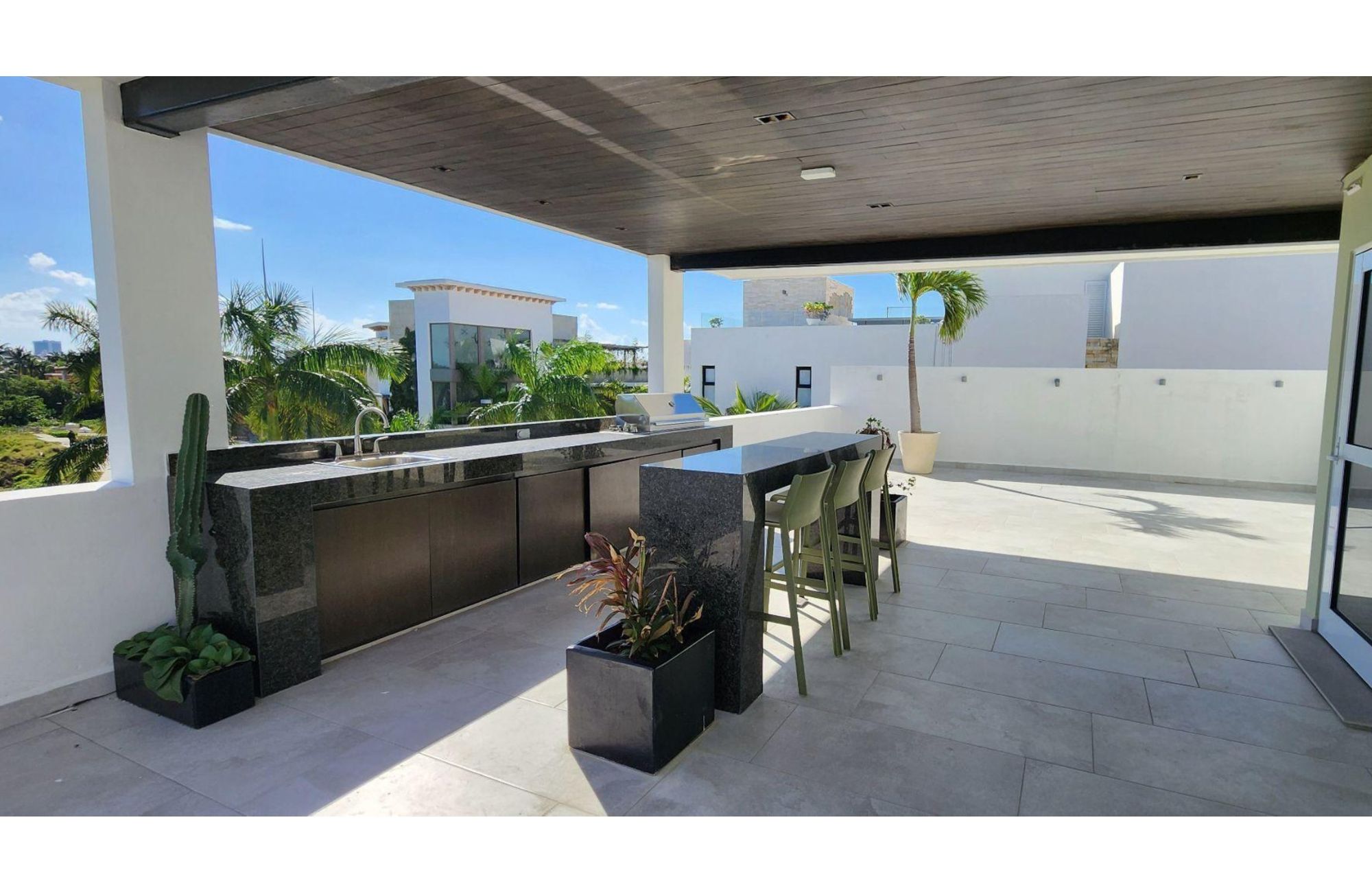 Casa frente al lago, alberca privada, muelle con acceso al lago para kayaks, area de spa y regadera con vapor, en residencial con casa club