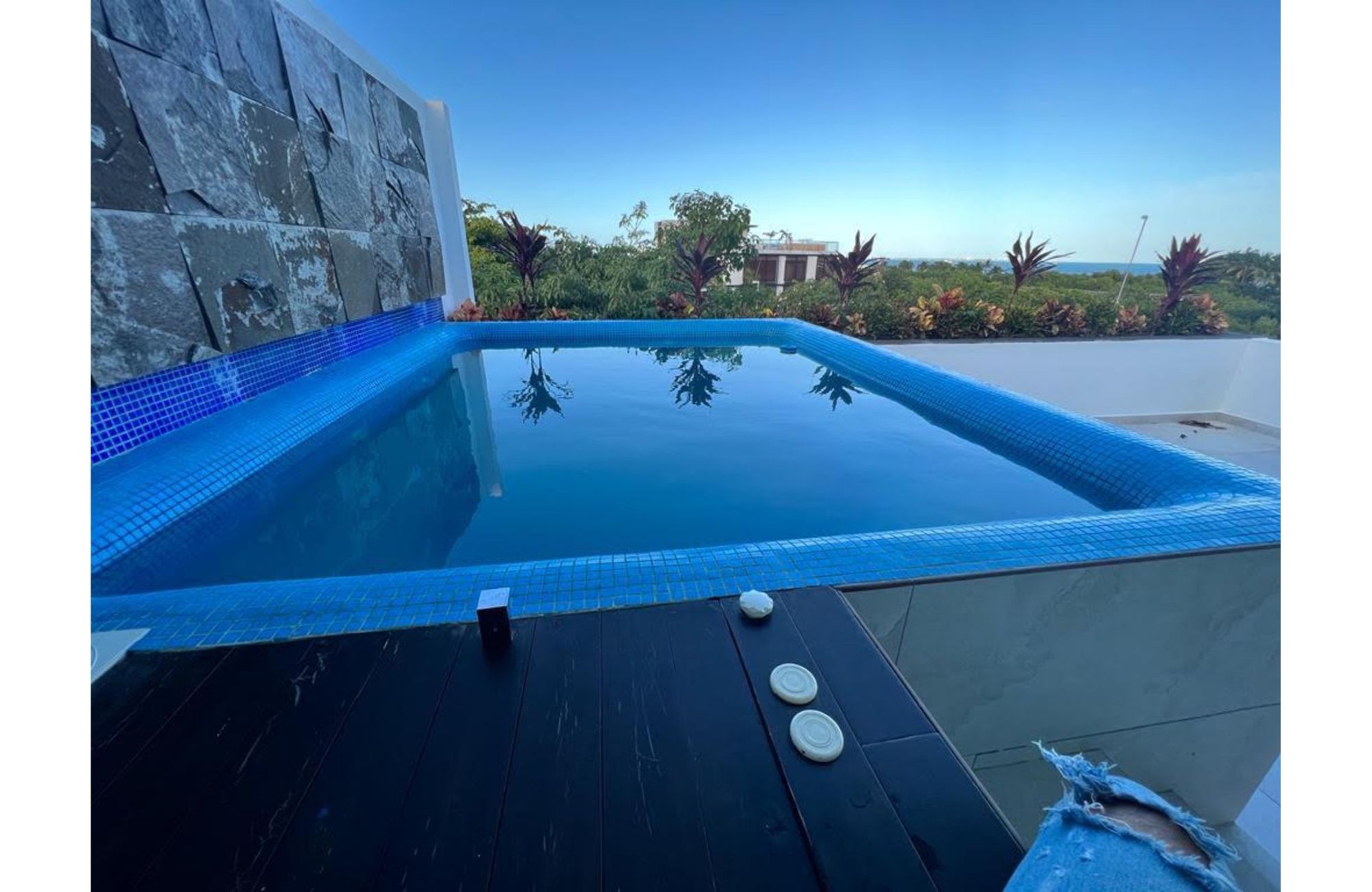 Casa frente al lago, alberca privada, muelle con acceso al lago para kayaks, area de spa y regadera con vapor, en residencial con casa club